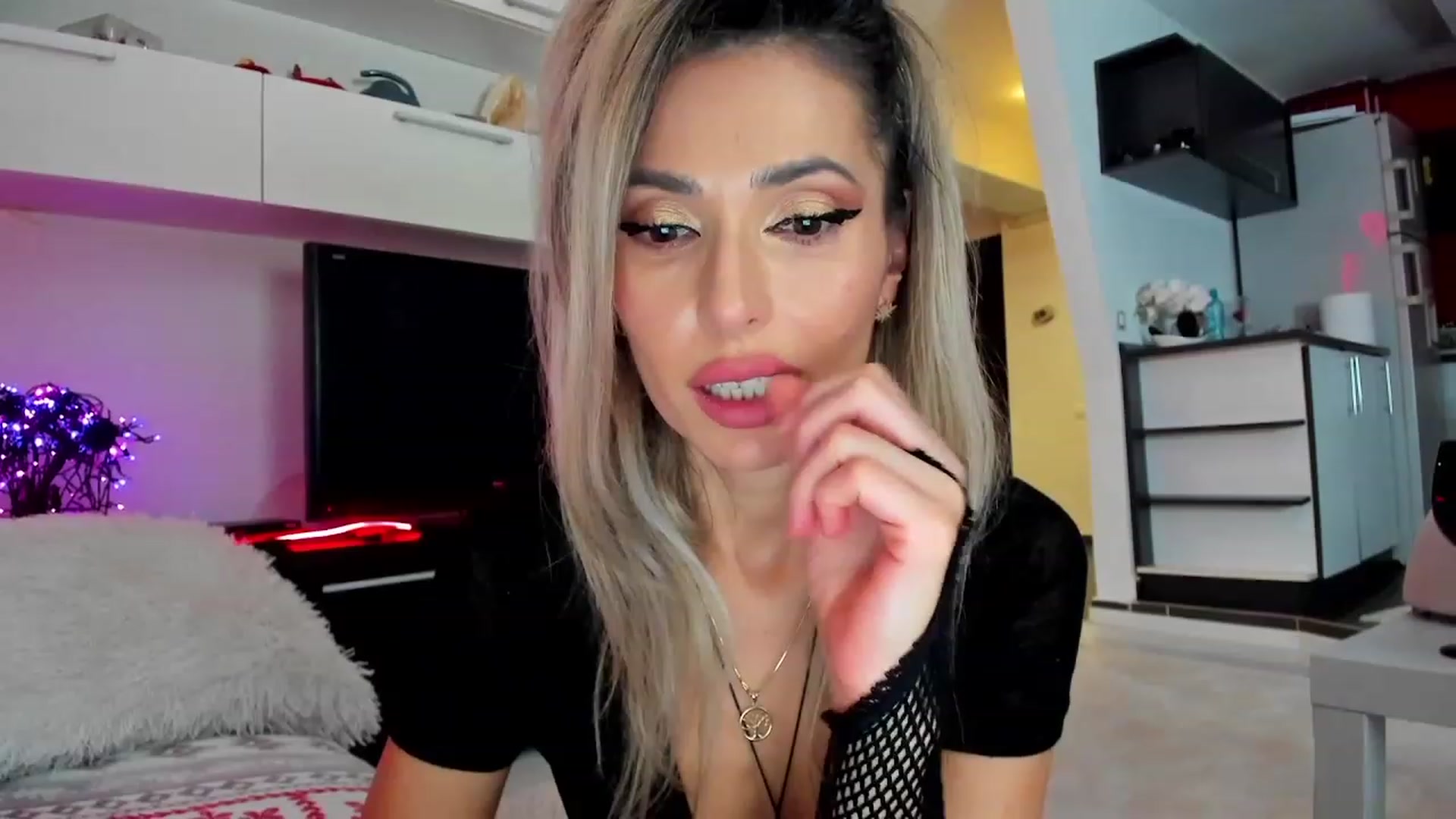 Gallery image thumbnail from SmileyTinaa's myfreecams stream on, 01/27/2024, 24:00 image 19 of 20