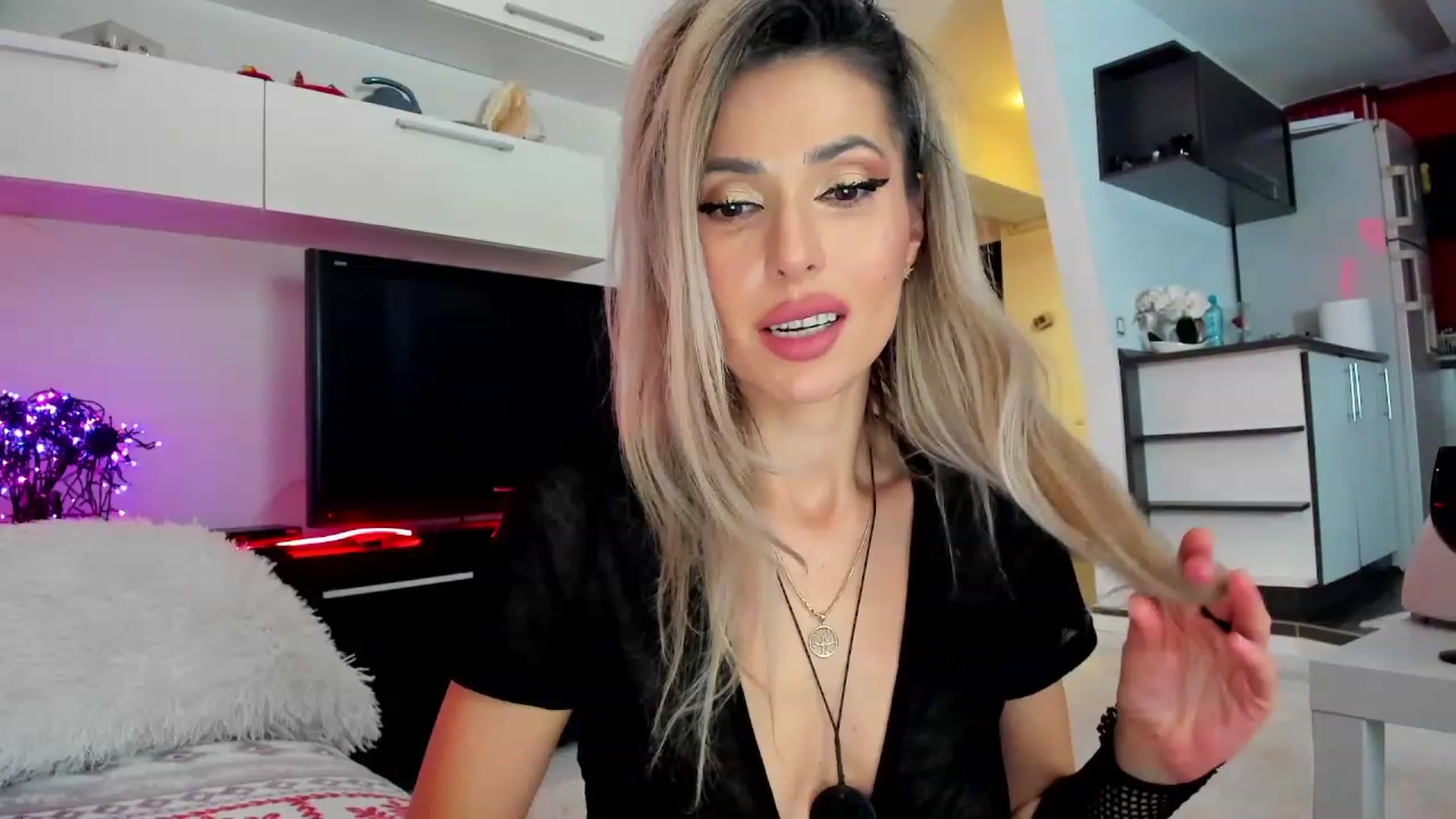 Gallery image thumbnail from SmileyTinaa's myfreecams stream on, 01/27/2024, 24:00 image 14 of 20