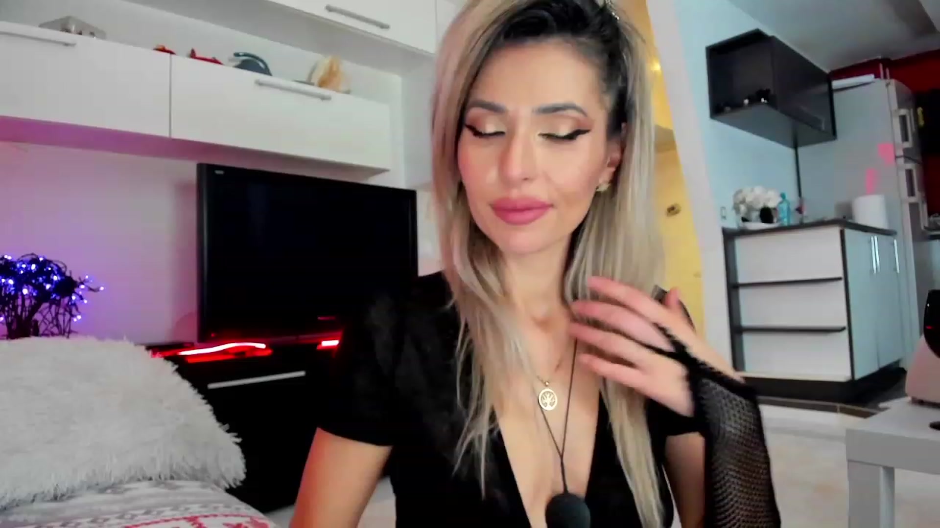 Gallery image thumbnail from SmileyTinaa's myfreecams stream on, 01/27/2024, 24:00 image 15 of 20