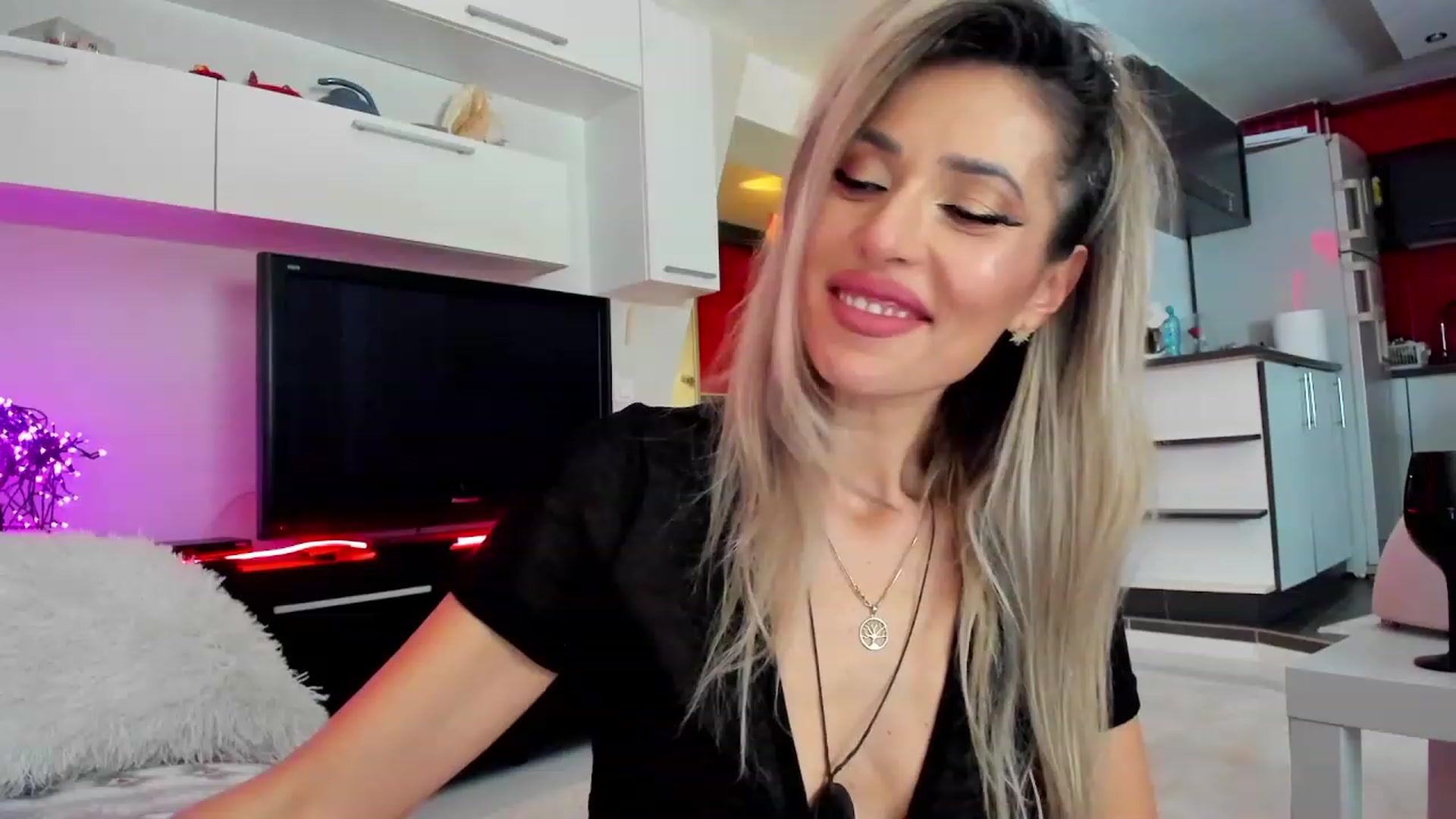 Gallery image thumbnail from SmileyTinaa's myfreecams stream on, 01/27/2024, 24:00 image 2 of 20