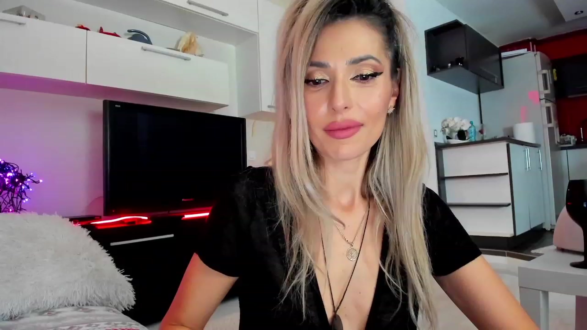 Gallery image thumbnail from SmileyTinaa's myfreecams stream on, 01/27/2024, 24:00 image 1 of 20