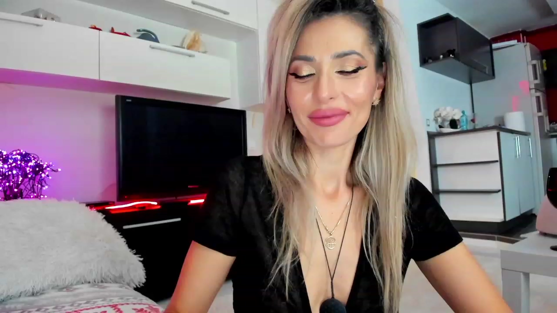 Gallery image thumbnail from SmileyTinaa's myfreecams stream on, 01/27/2024, 24:00 image 17 of 20