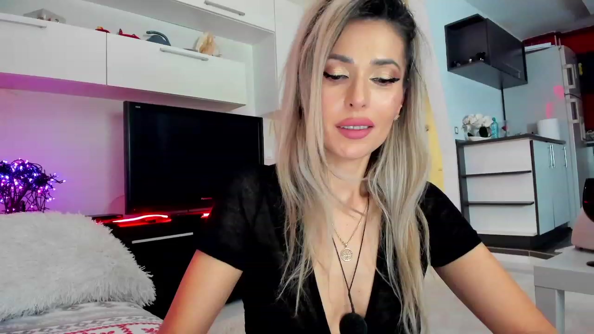 Gallery image thumbnail from SmileyTinaa's myfreecams stream on, 01/27/2024, 24:00 image 13 of 20