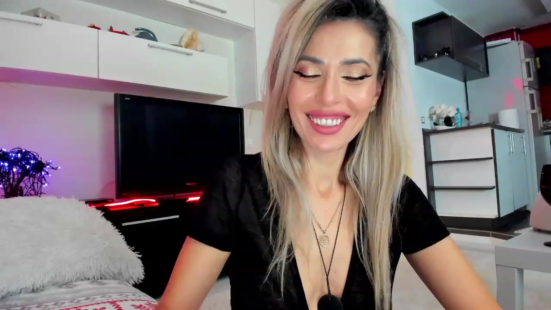 Gallery image thumbnail from SmileyTinaa's myfreecams stream on, 01/27/2024, 24:00 image 16 of 20
