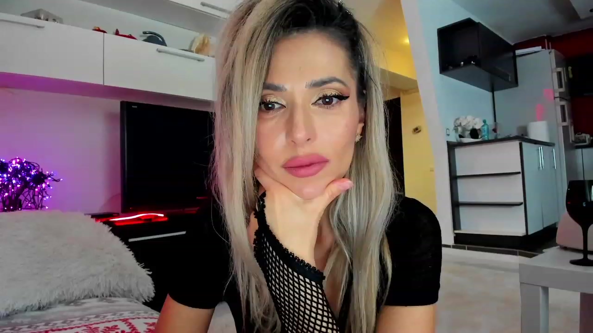 Gallery image thumbnail from SmileyTinaa's myfreecams stream on, 01/27/2024, 24:00 image 11 of 20