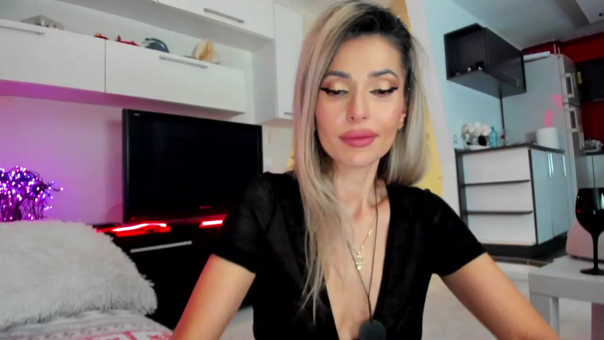 Gallery image thumbnail from SmileyTinaa's myfreecams stream on, 01/27/2024, 24:00 image 5 of 20