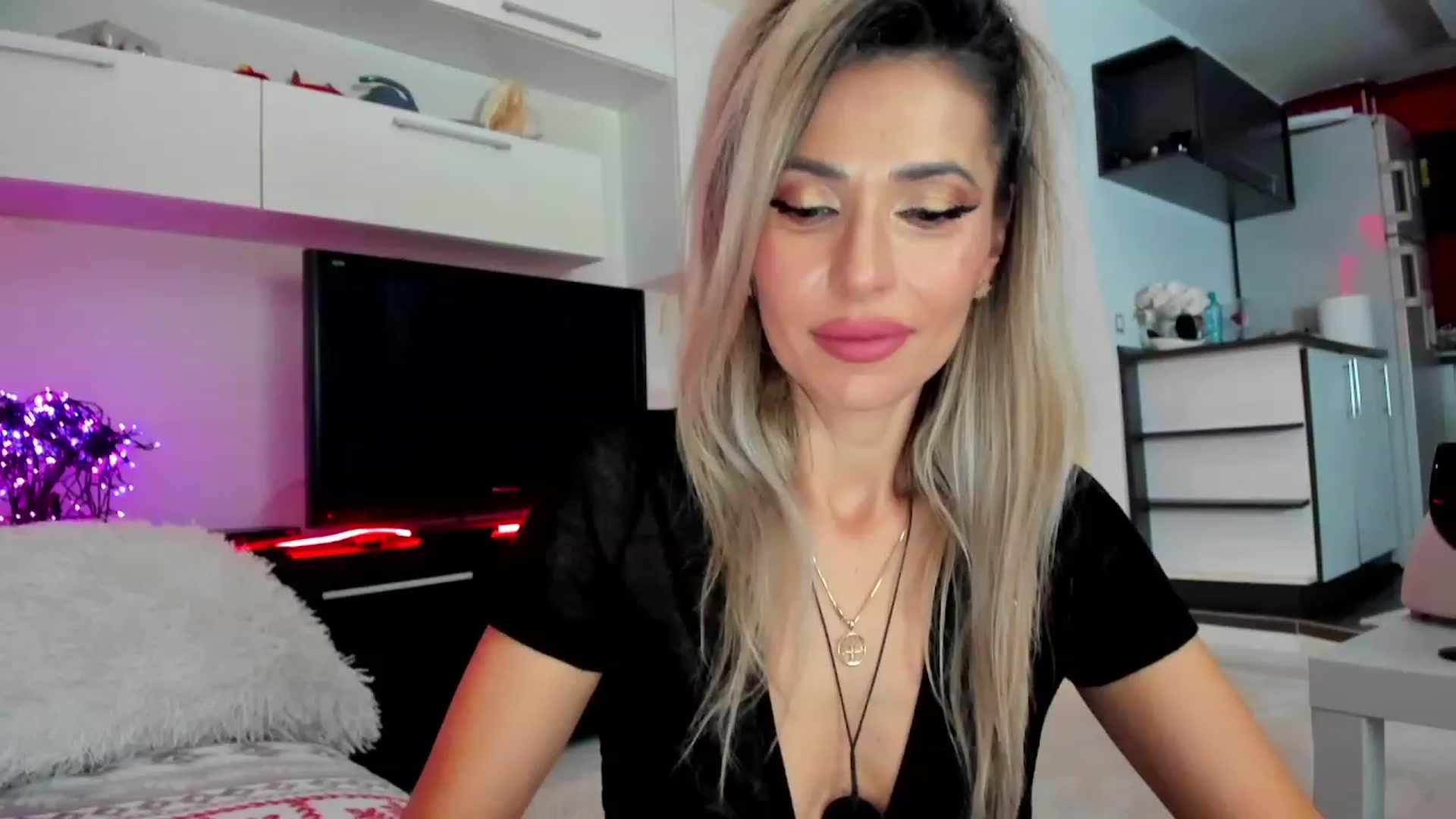 Gallery image thumbnail from SmileyTinaa's myfreecams stream on, 01/27/2024, 24:00 image 18 of 20