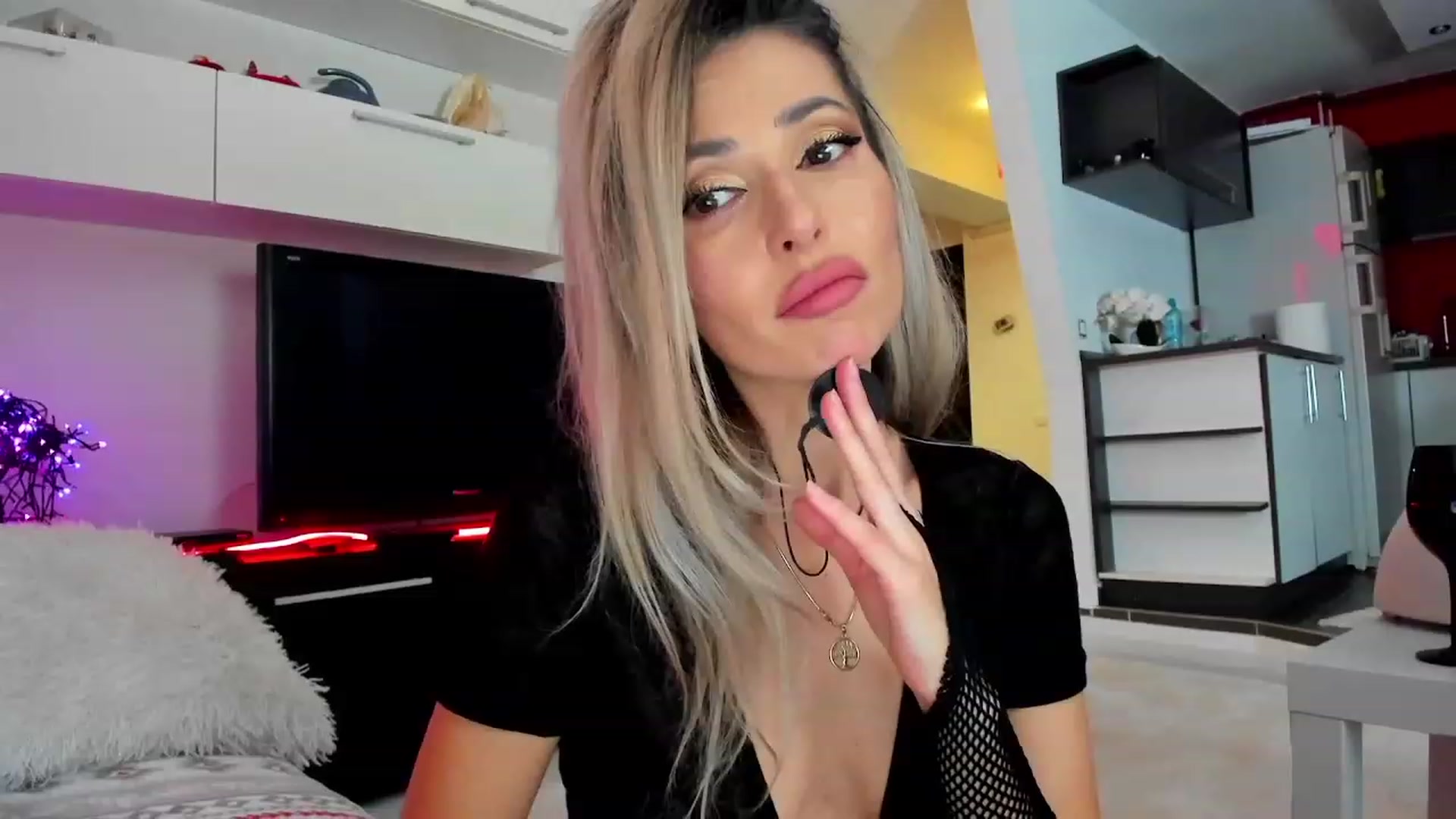 Gallery image thumbnail from SmileyTinaa's myfreecams stream on, 01/27/2024, 24:00 image 4 of 20