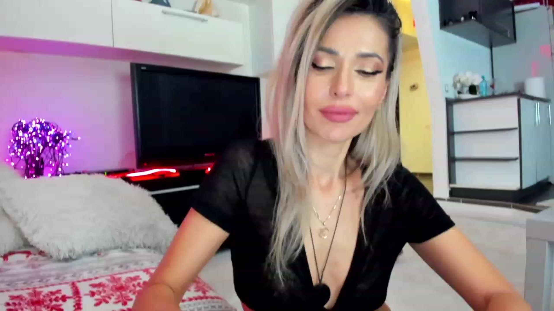 Gallery image thumbnail from SmileyTinaa's myfreecams stream on, 01/27/2024, 04:00 image 18 of 20