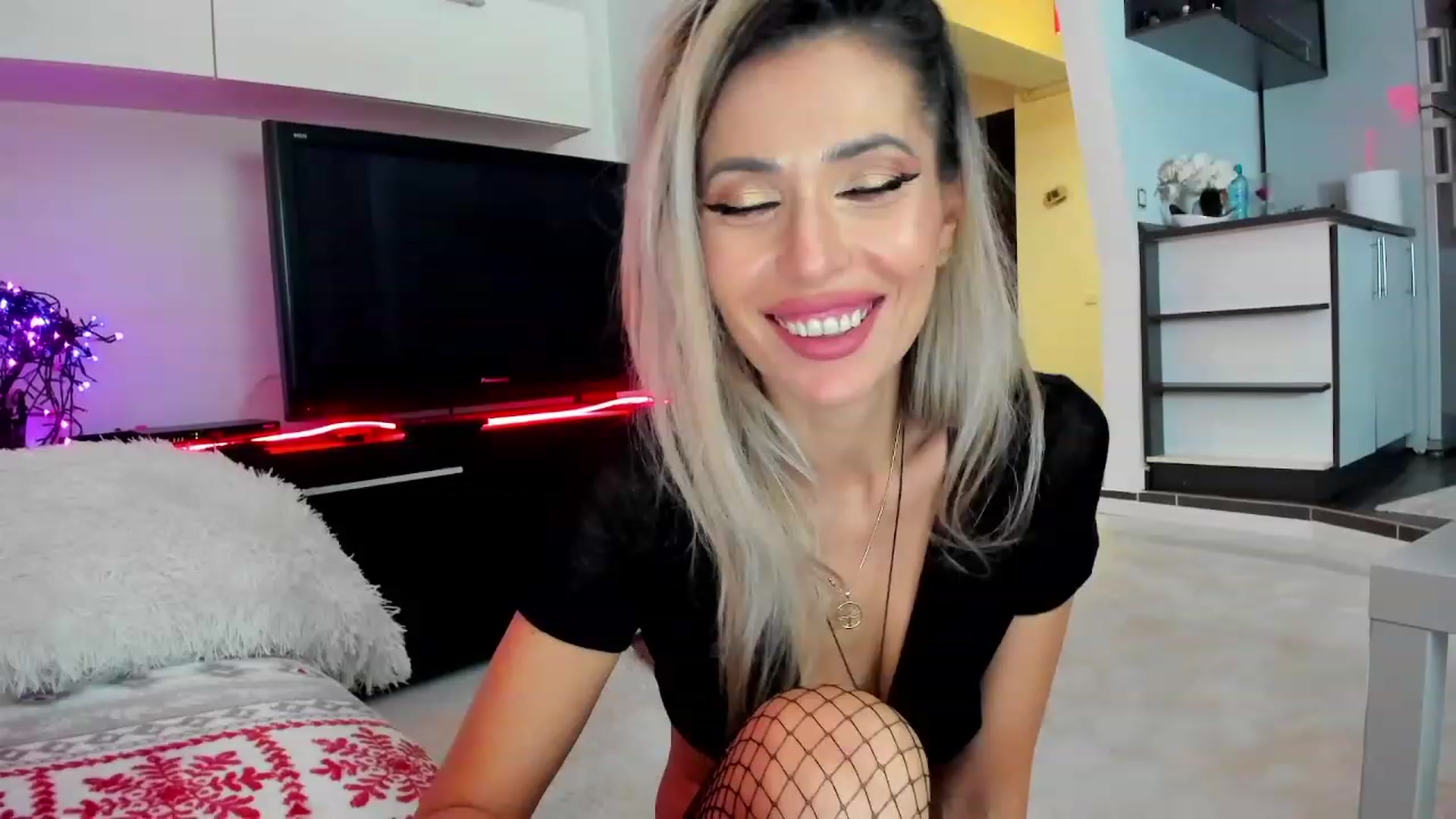 Gallery image thumbnail from SmileyTinaa's myfreecams stream on, 01/27/2024, 04:00 image 3 of 20