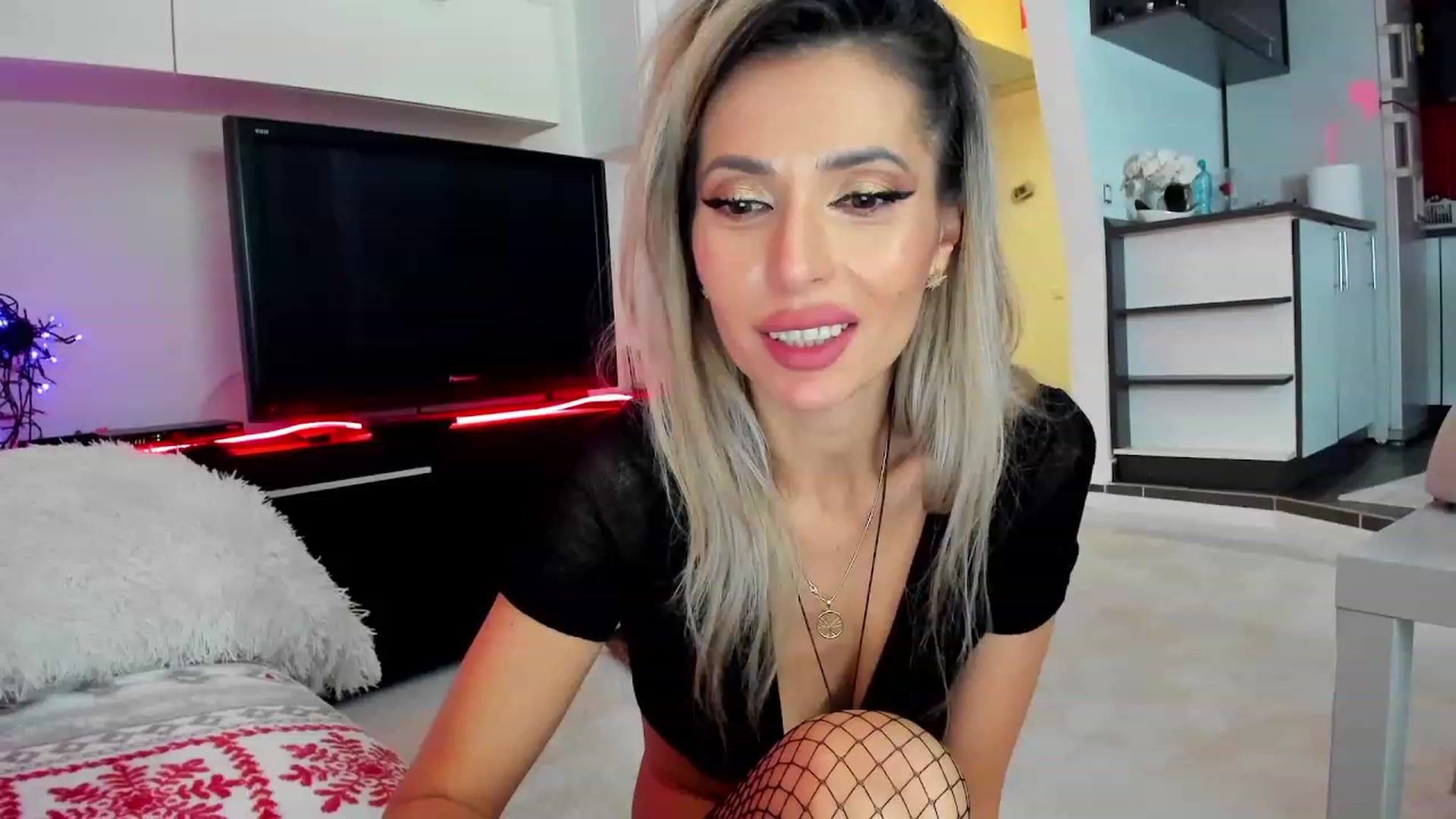 Gallery image thumbnail from SmileyTinaa's myfreecams stream on, 01/27/2024, 04:00 image 5 of 20