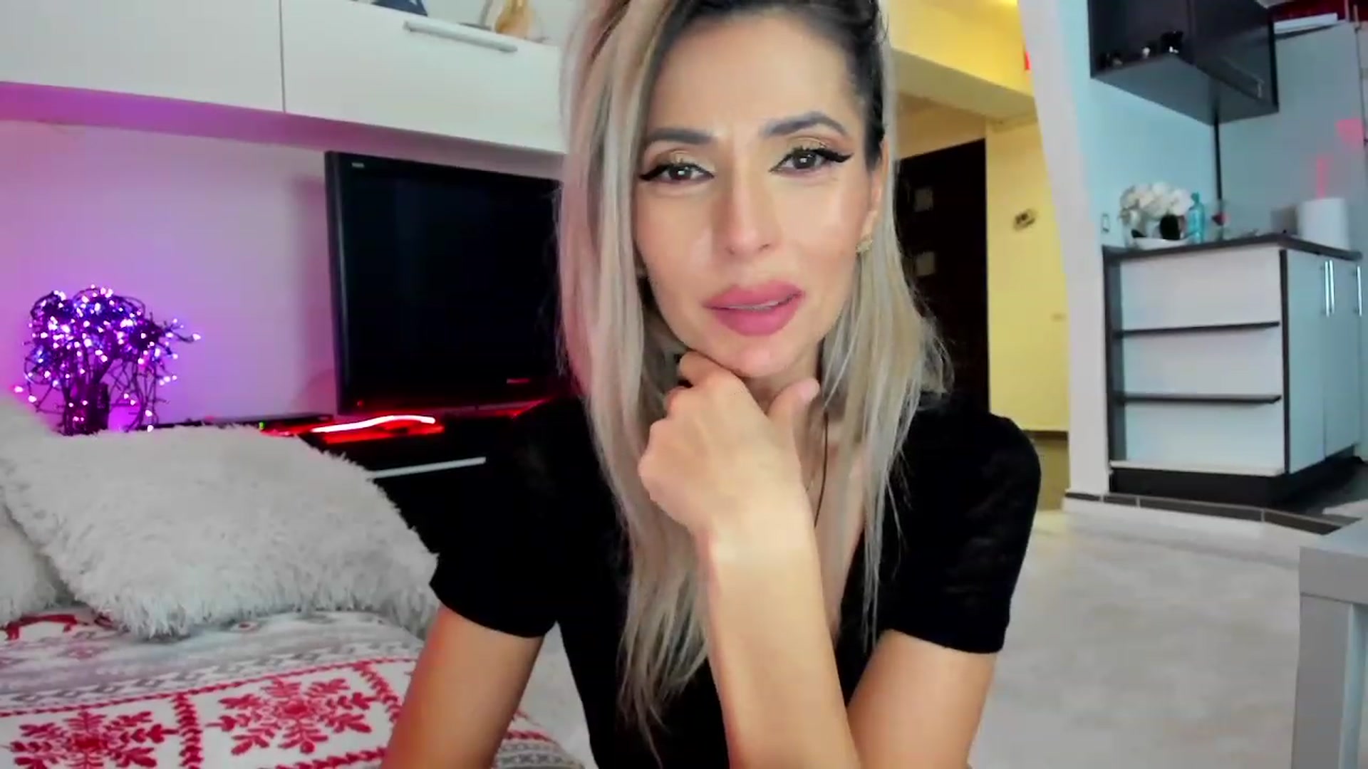 Gallery image thumbnail from SmileyTinaa's myfreecams stream on, 01/27/2024, 04:00 image 17 of 20