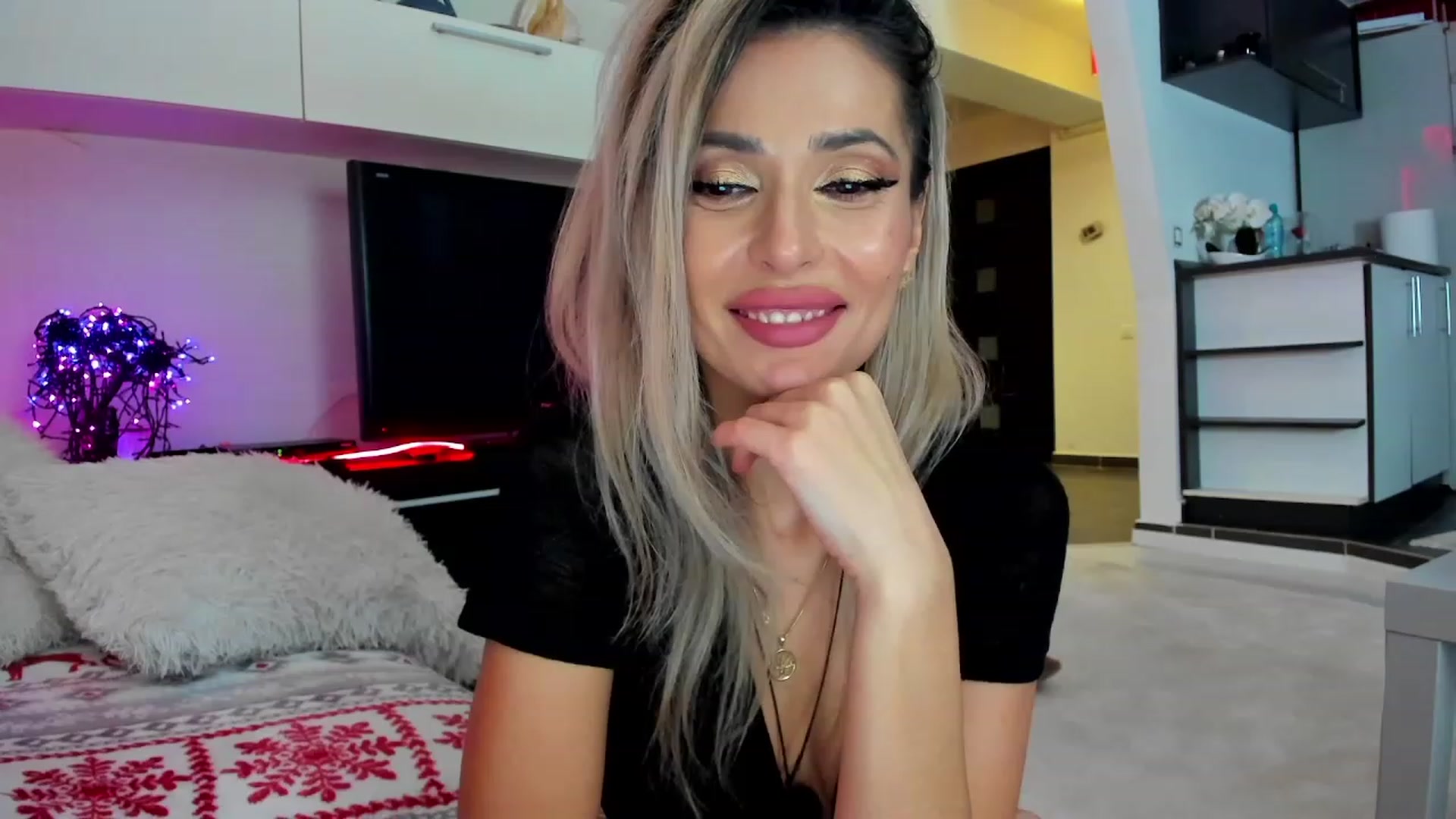Gallery image thumbnail from SmileyTinaa's myfreecams stream on, 01/27/2024, 04:00 image 16 of 20
