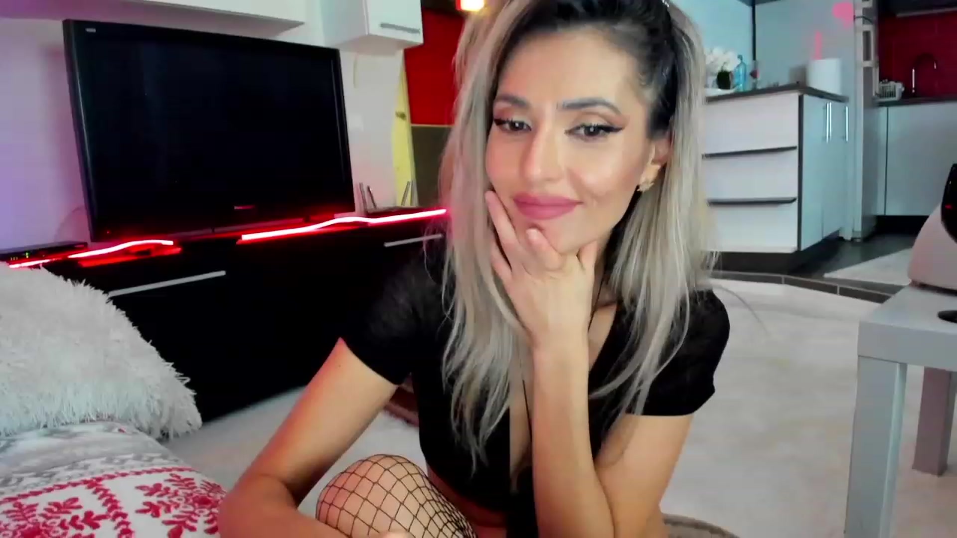 Gallery image thumbnail from SmileyTinaa's myfreecams stream on, 01/27/2024, 04:00 image 11 of 20