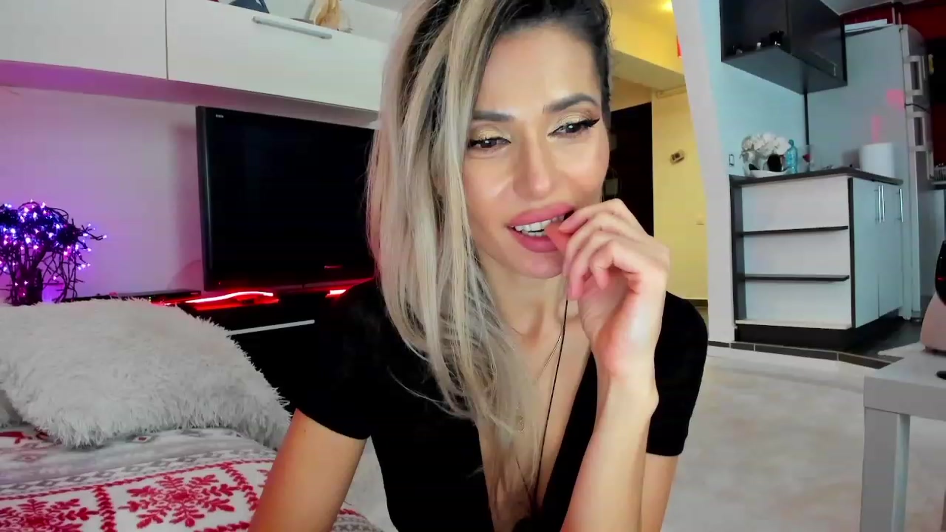 Gallery image thumbnail from SmileyTinaa's myfreecams stream on, 01/27/2024, 04:00 image 19 of 20
