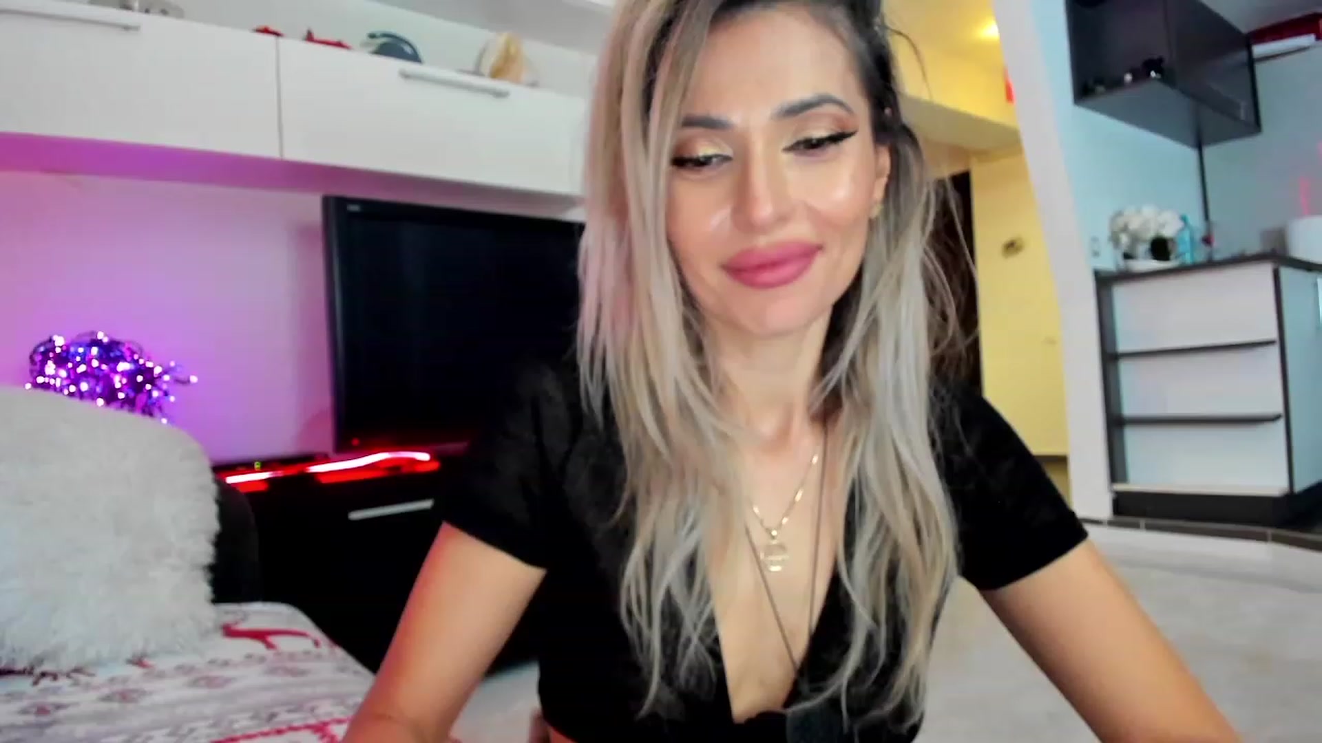 Gallery image thumbnail from SmileyTinaa's myfreecams stream on, 01/27/2024, 06:38 image 3 of 20
