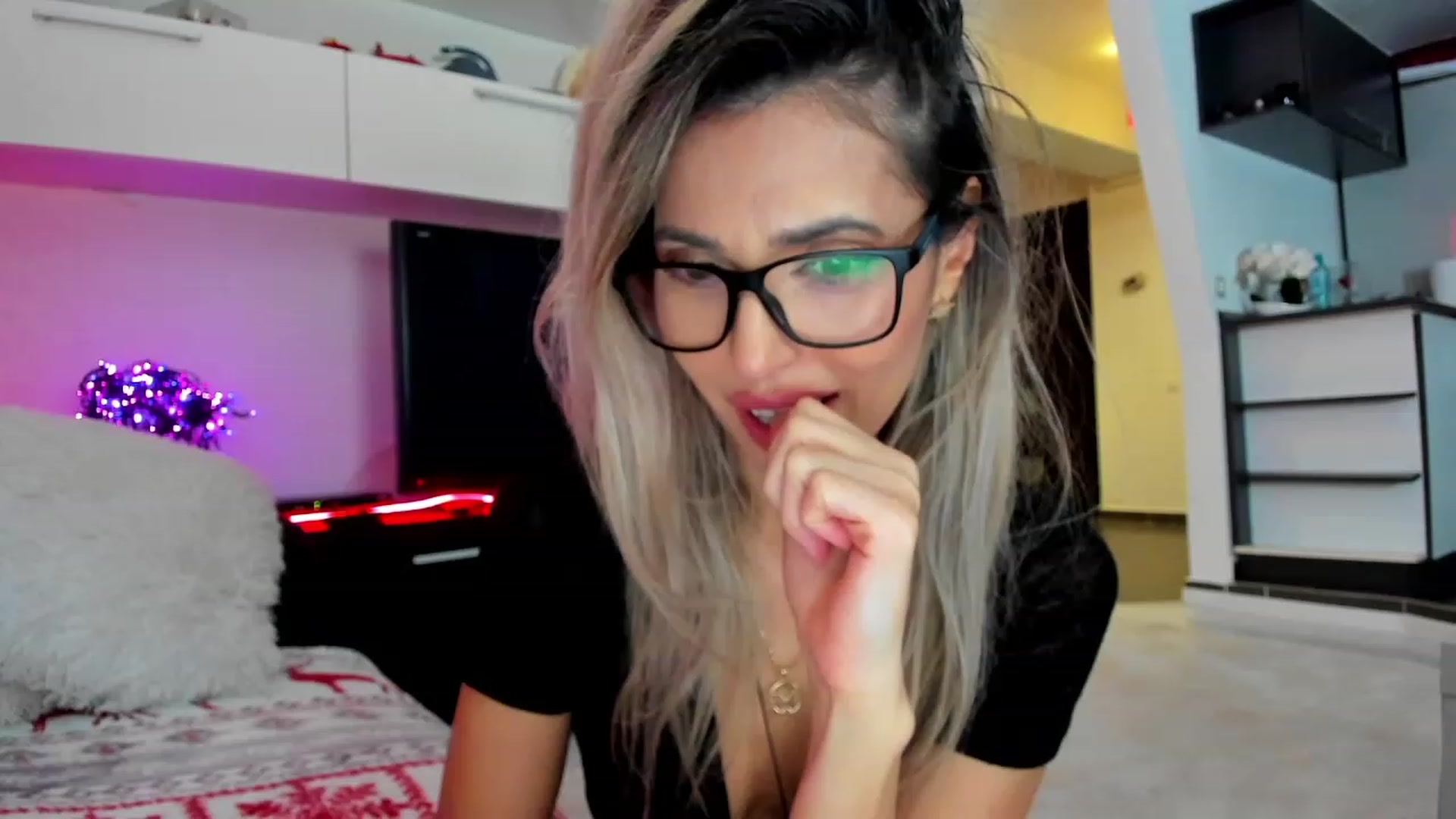 Gallery image thumbnail from SmileyTinaa's myfreecams stream on, 01/27/2024, 06:38 image 4 of 20
