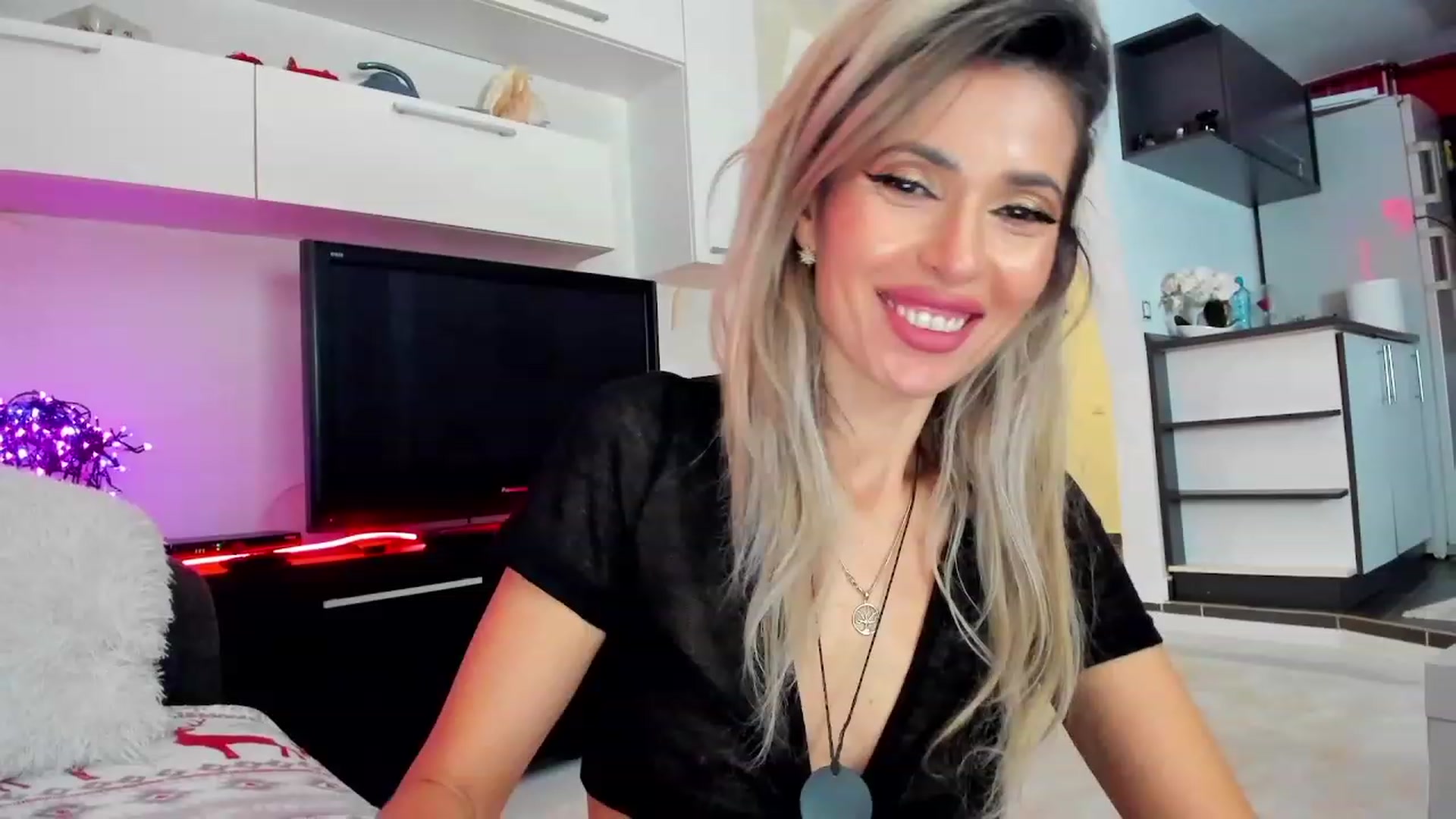 Gallery image thumbnail from SmileyTinaa's myfreecams stream on, 01/27/2024, 06:38 image 2 of 20