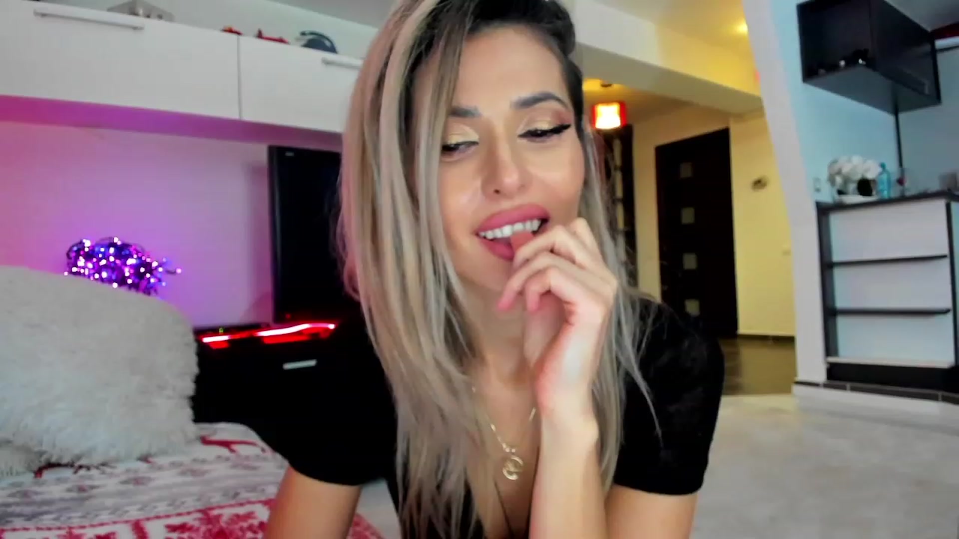 Gallery image thumbnail from SmileyTinaa's myfreecams stream on, 01/27/2024, 06:38 image 5 of 20