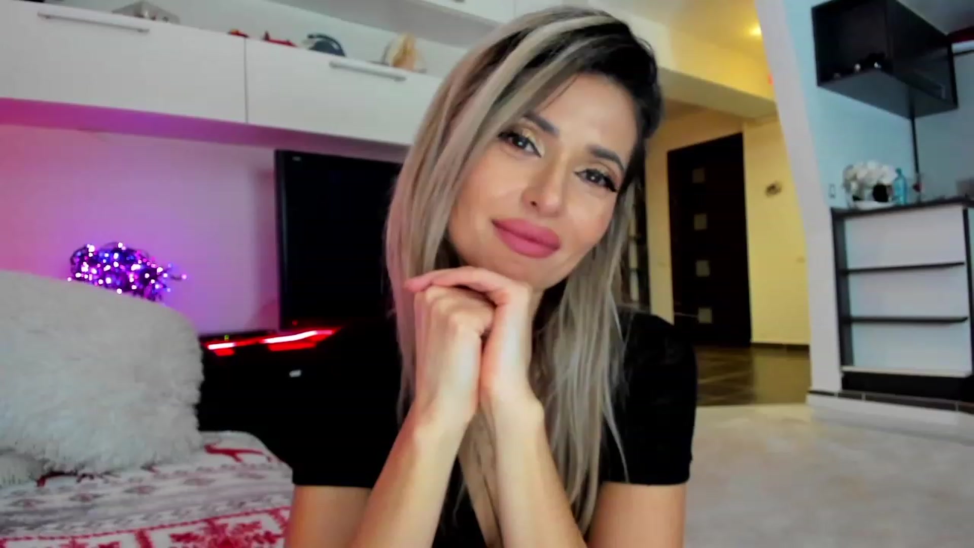 Gallery image thumbnail from SmileyTinaa's myfreecams stream on, 01/27/2024, 06:38 image 6 of 20
