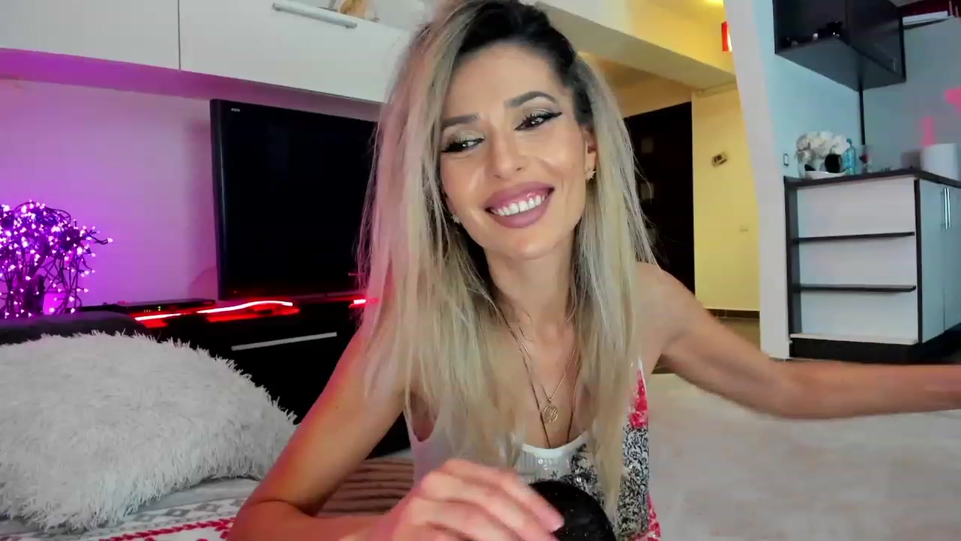 Gallery image thumbnail from SmileyTinaa's myfreecams stream on, 01/29/2024, 22:52 image 19 of 20