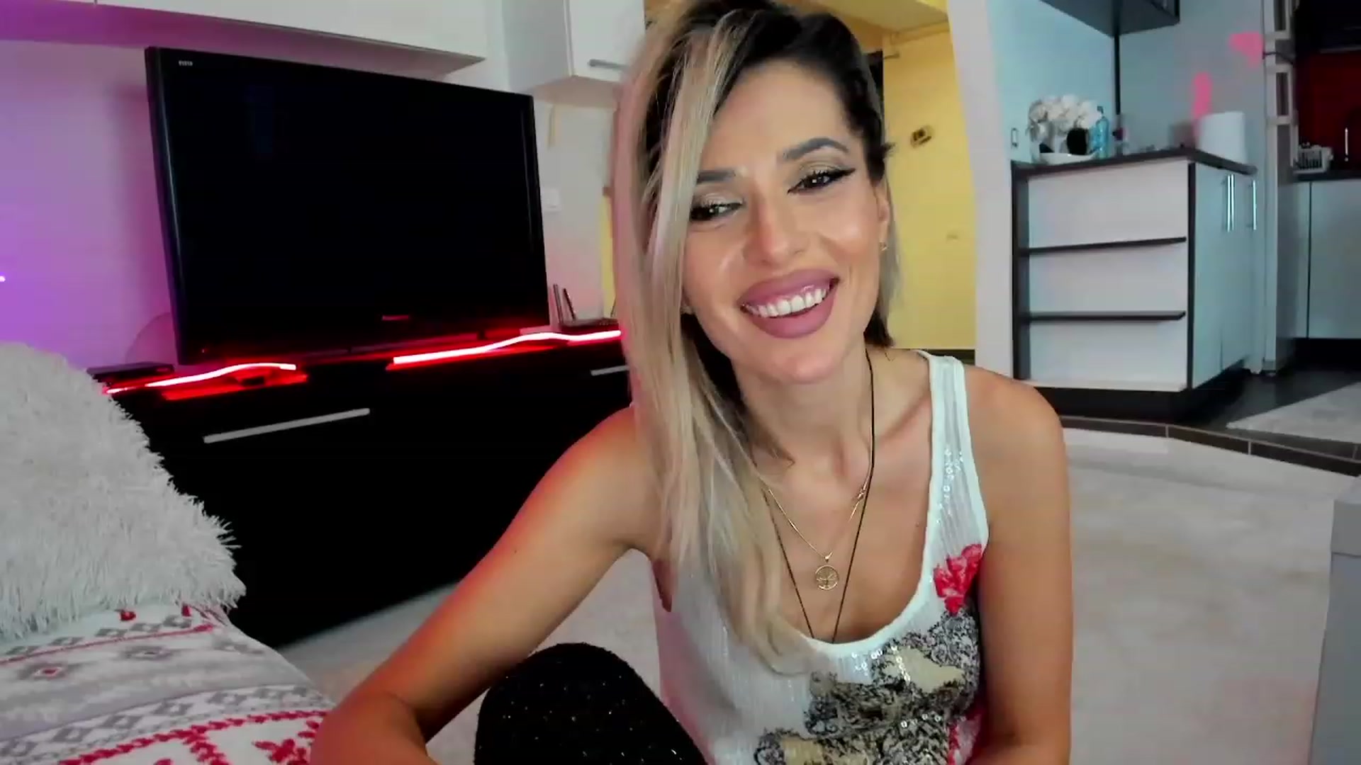 Gallery image thumbnail from SmileyTinaa's myfreecams stream on, 01/30/2024, 02:22 image 12 of 20