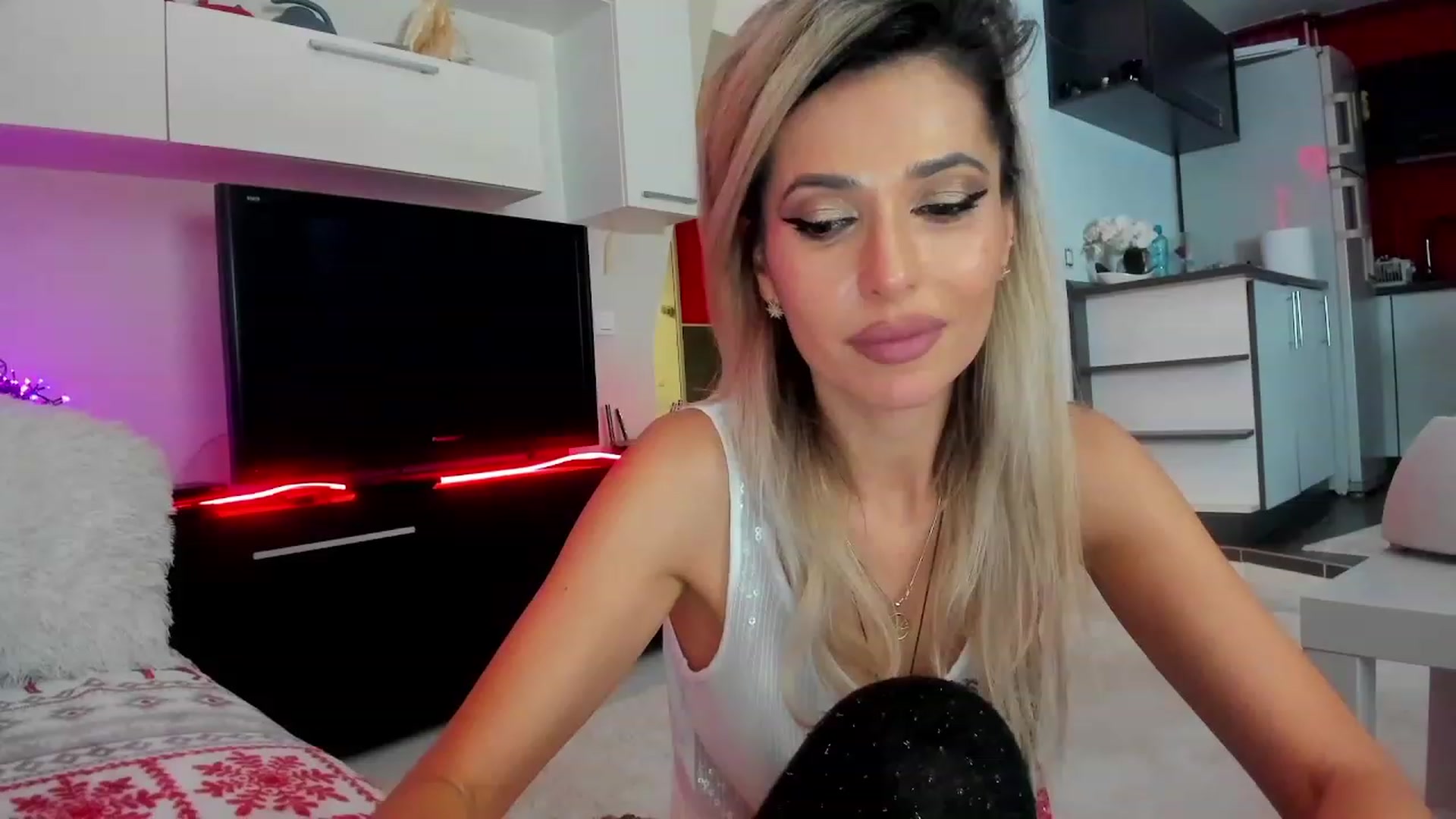 Gallery image thumbnail from SmileyTinaa's myfreecams stream on, 01/30/2024, 03:20 image 13 of 20