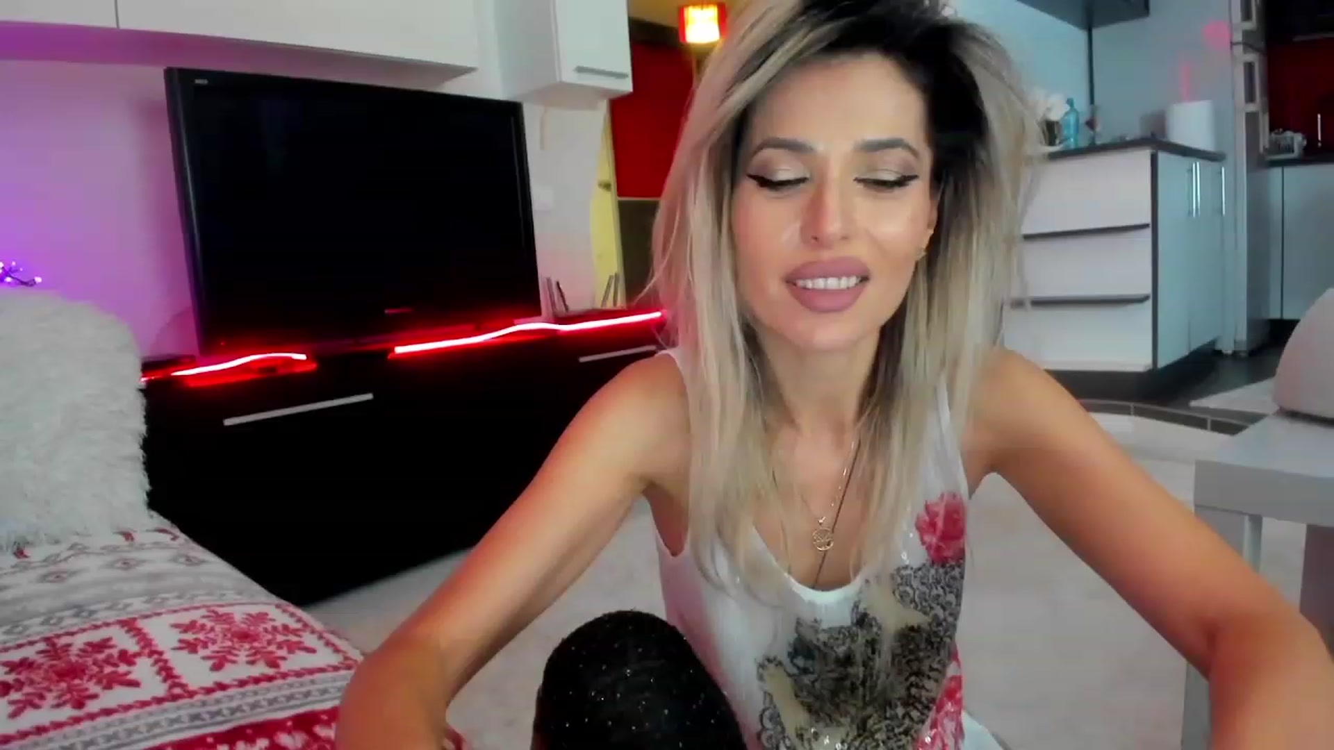 Gallery image thumbnail from SmileyTinaa's myfreecams stream on, 01/30/2024, 03:51 image 3 of 20