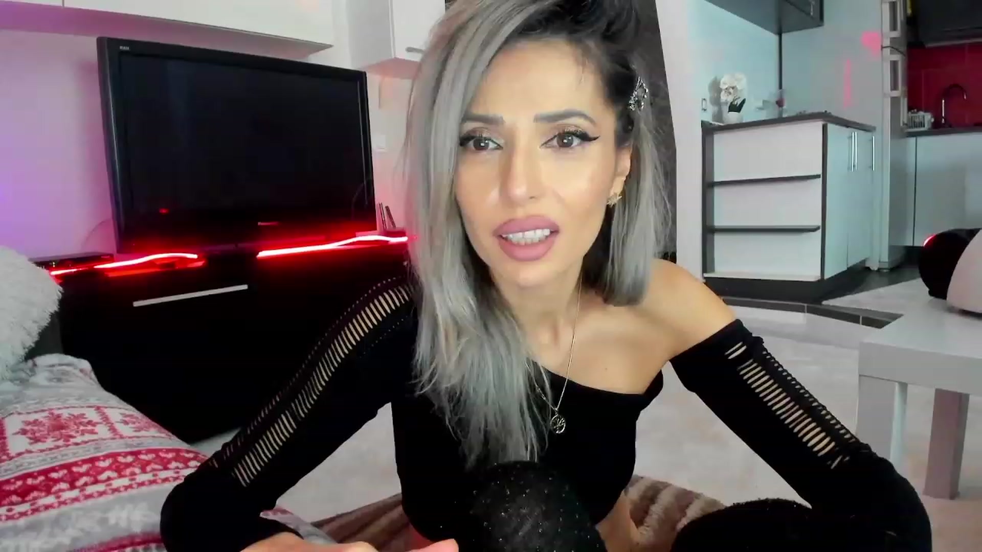 Gallery image thumbnail from SmileyTinaa's myfreecams stream on, 02/06/2024, 23:33 image 9 of 20