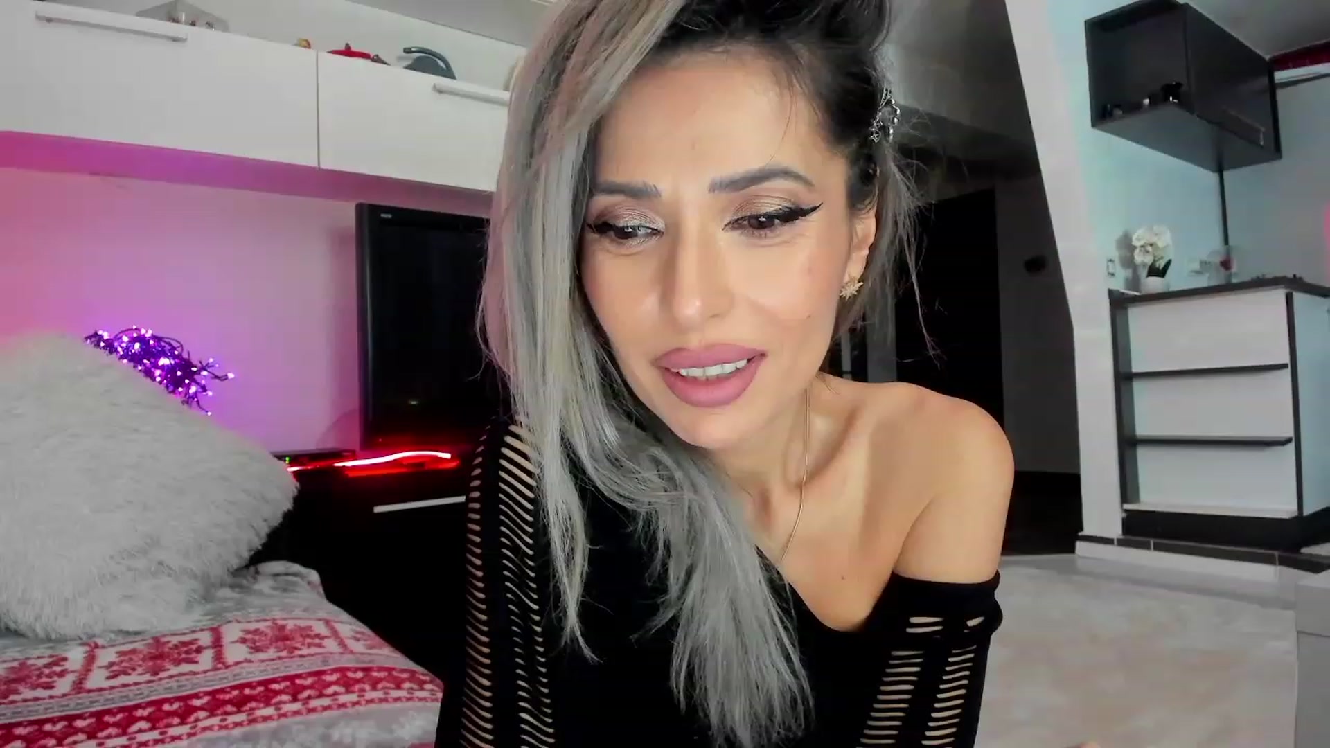 Gallery image thumbnail from SmileyTinaa's myfreecams stream on, 02/06/2024, 23:33 image 14 of 20