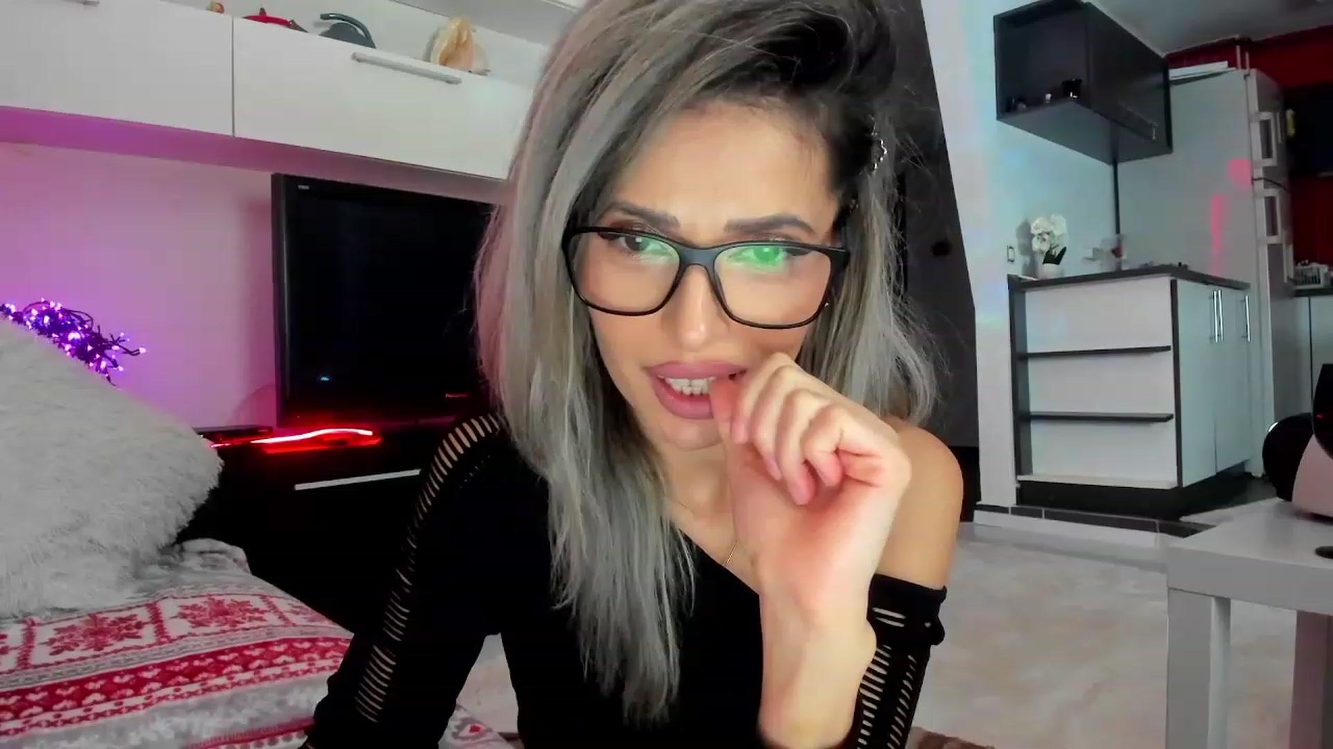 Gallery image thumbnail from SmileyTinaa's myfreecams stream on, 02/06/2024, 23:33 image 17 of 20