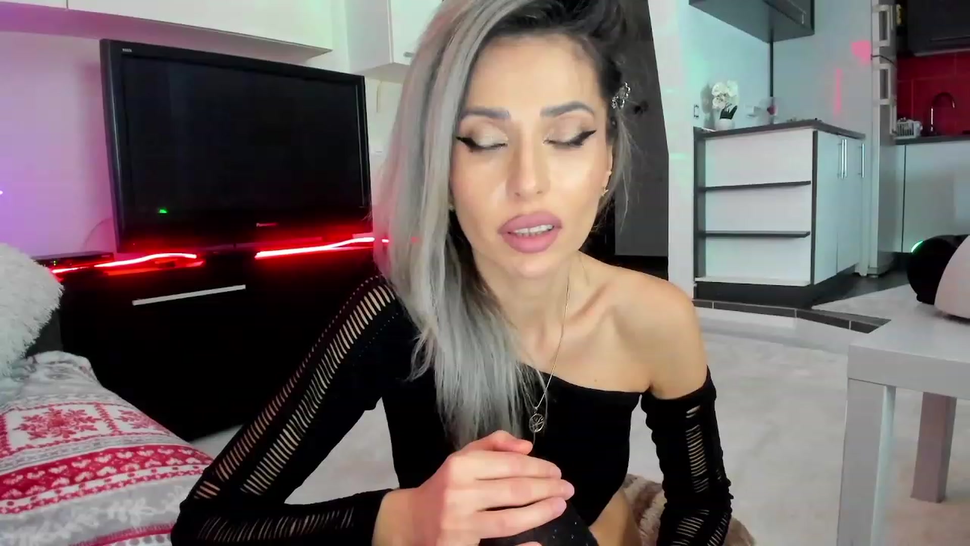 Gallery image thumbnail from SmileyTinaa's myfreecams stream on, 02/06/2024, 23:33 image 2 of 20