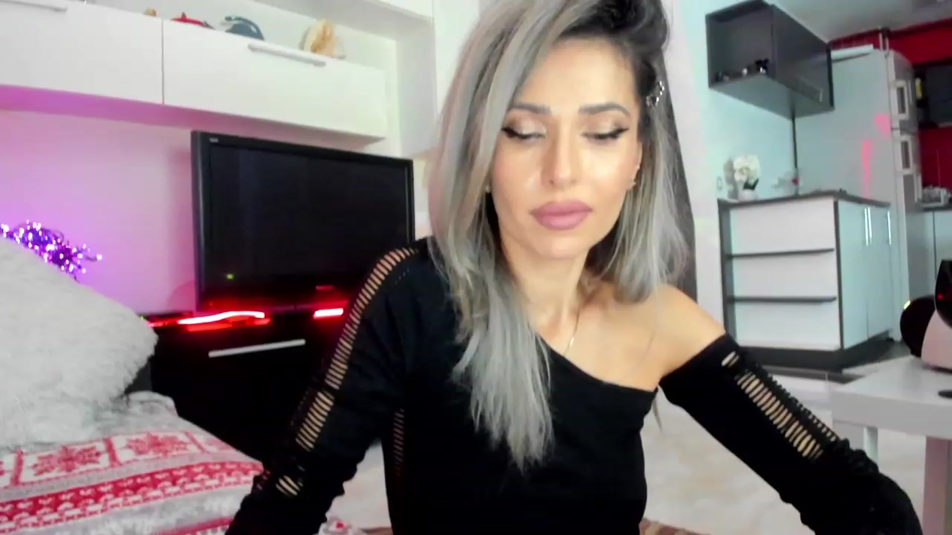 Gallery image thumbnail from SmileyTinaa's myfreecams stream on, 02/06/2024, 23:33 image 18 of 20