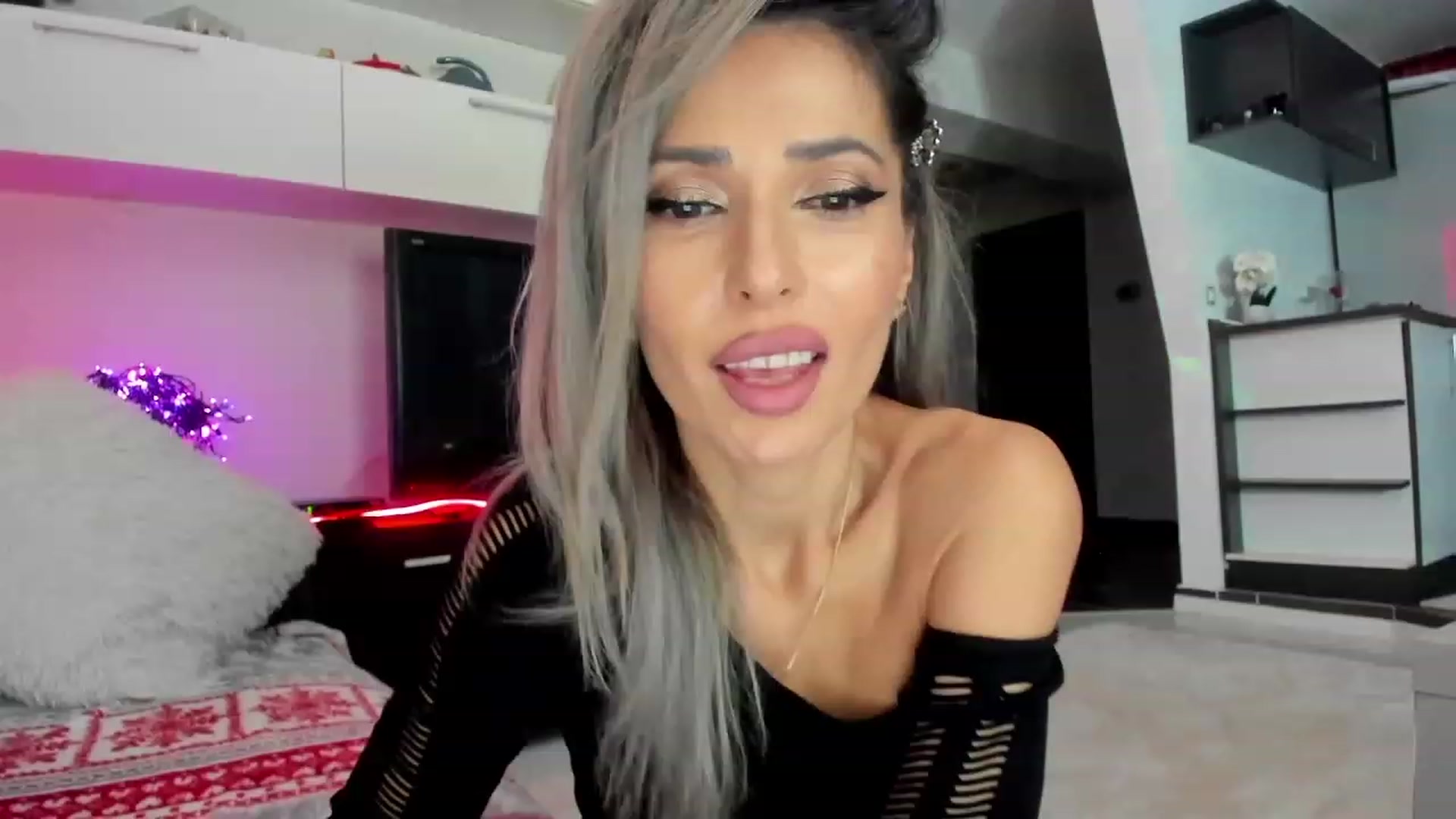 Gallery image thumbnail from SmileyTinaa's myfreecams stream on, 02/06/2024, 23:33 image 13 of 20