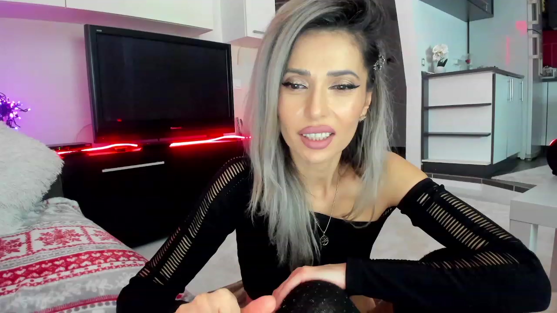 Gallery image thumbnail from SmileyTinaa's myfreecams stream on, 02/06/2024, 23:33 image 1 of 20