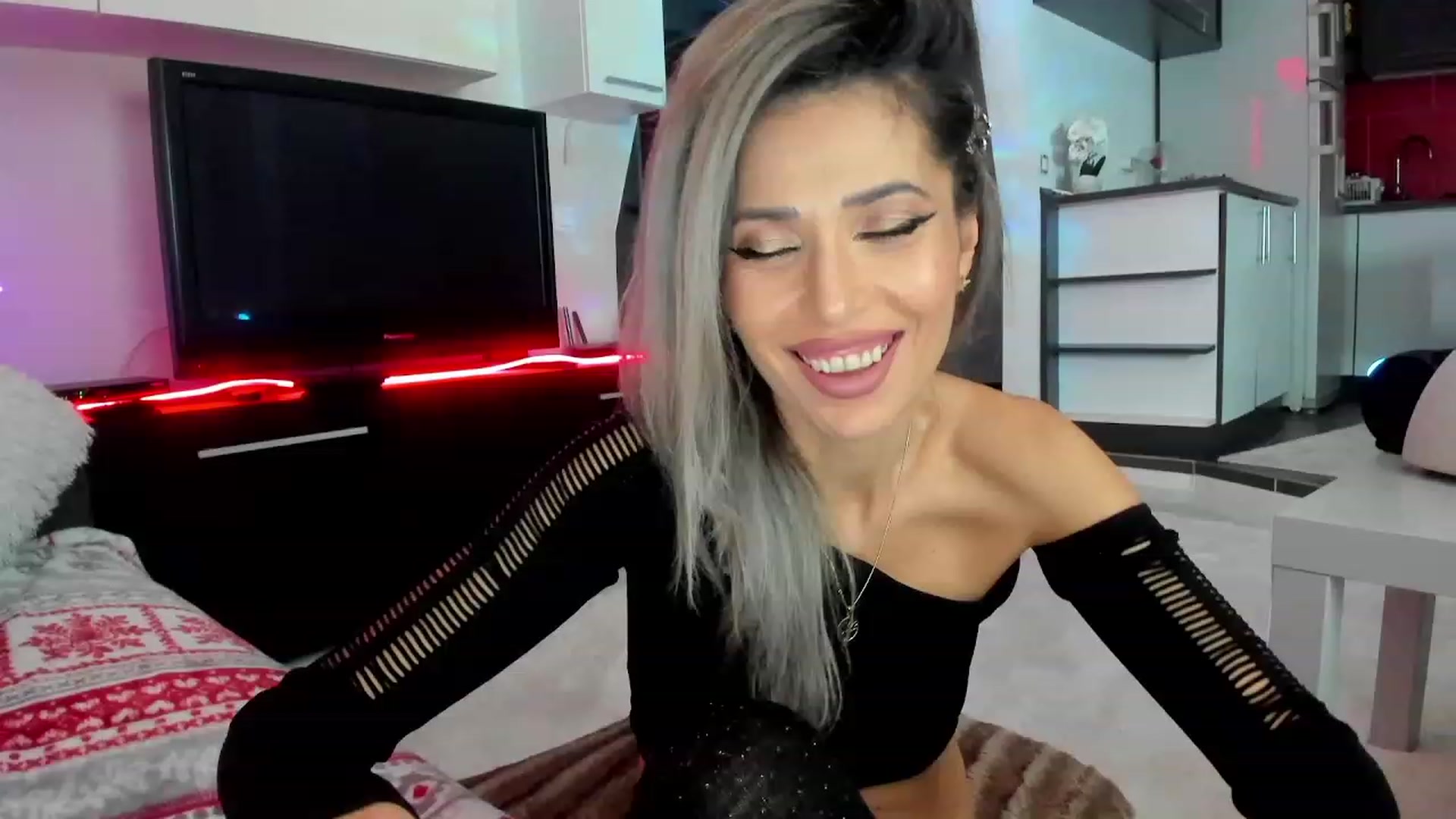 Gallery image thumbnail from SmileyTinaa's myfreecams stream on, 02/06/2024, 23:33 image 5 of 20