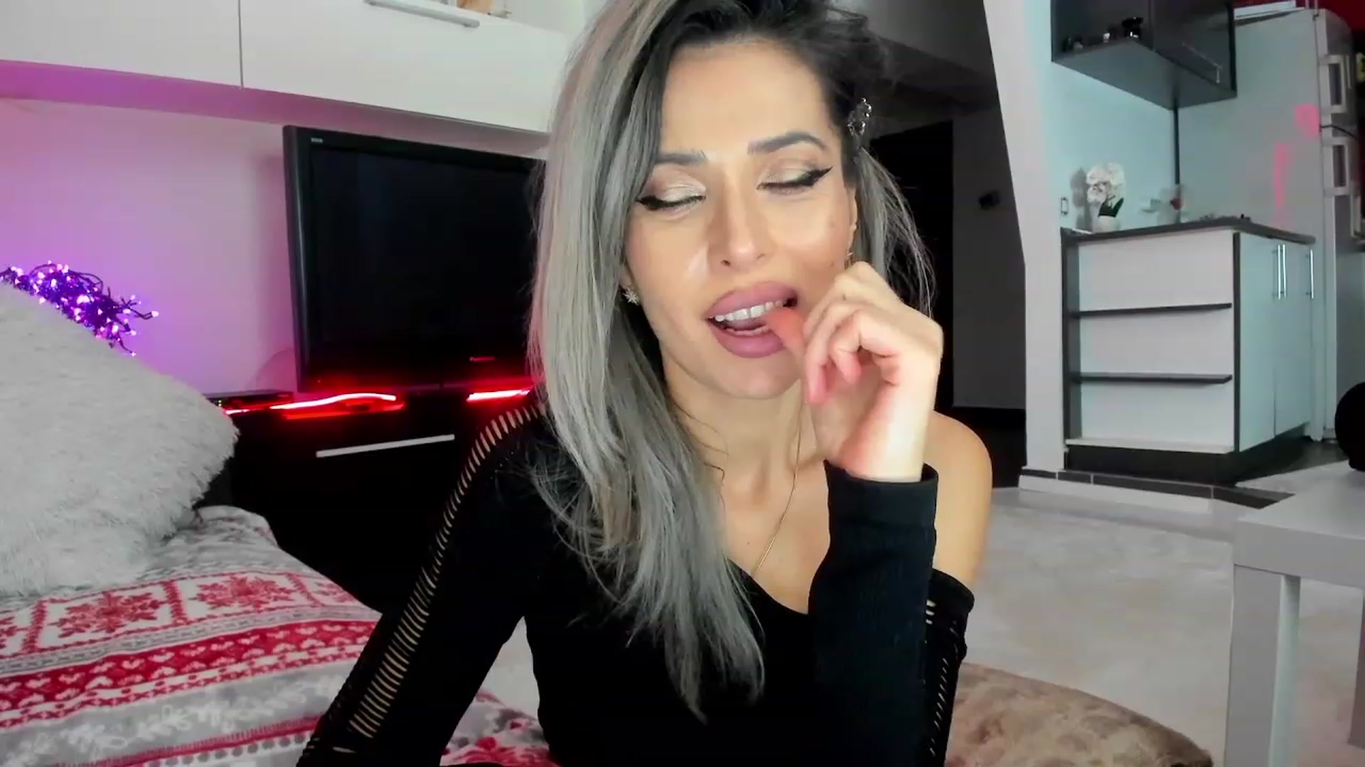 Gallery image thumbnail from SmileyTinaa's myfreecams stream on, 02/07/2024, 04:49 image 15 of 20
