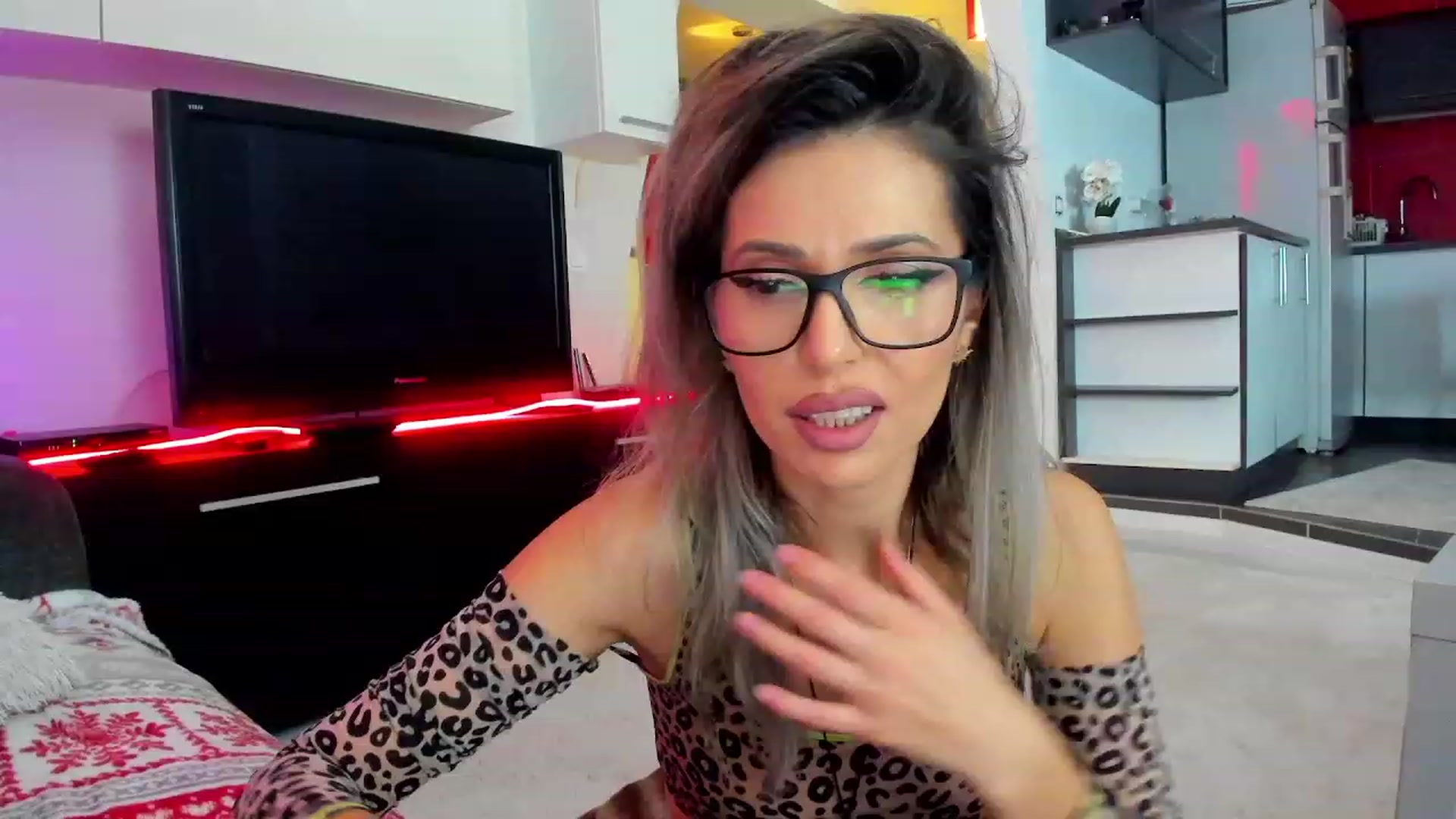 Gallery image thumbnail from SmileyTinaa's myfreecams stream on, 02/07/2024, 23:06 image 3 of 20