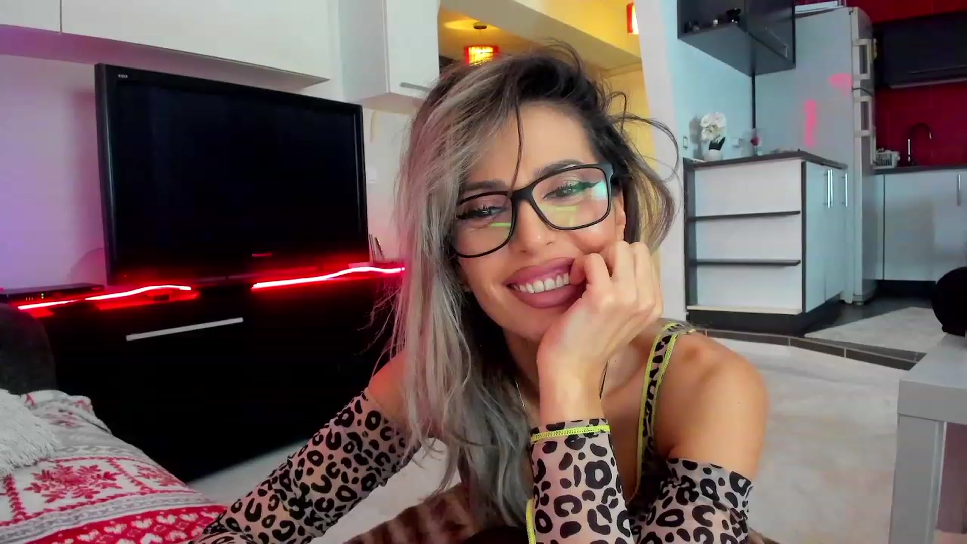 Gallery image thumbnail from SmileyTinaa's myfreecams stream on, 02/07/2024, 23:06 image 12 of 20
