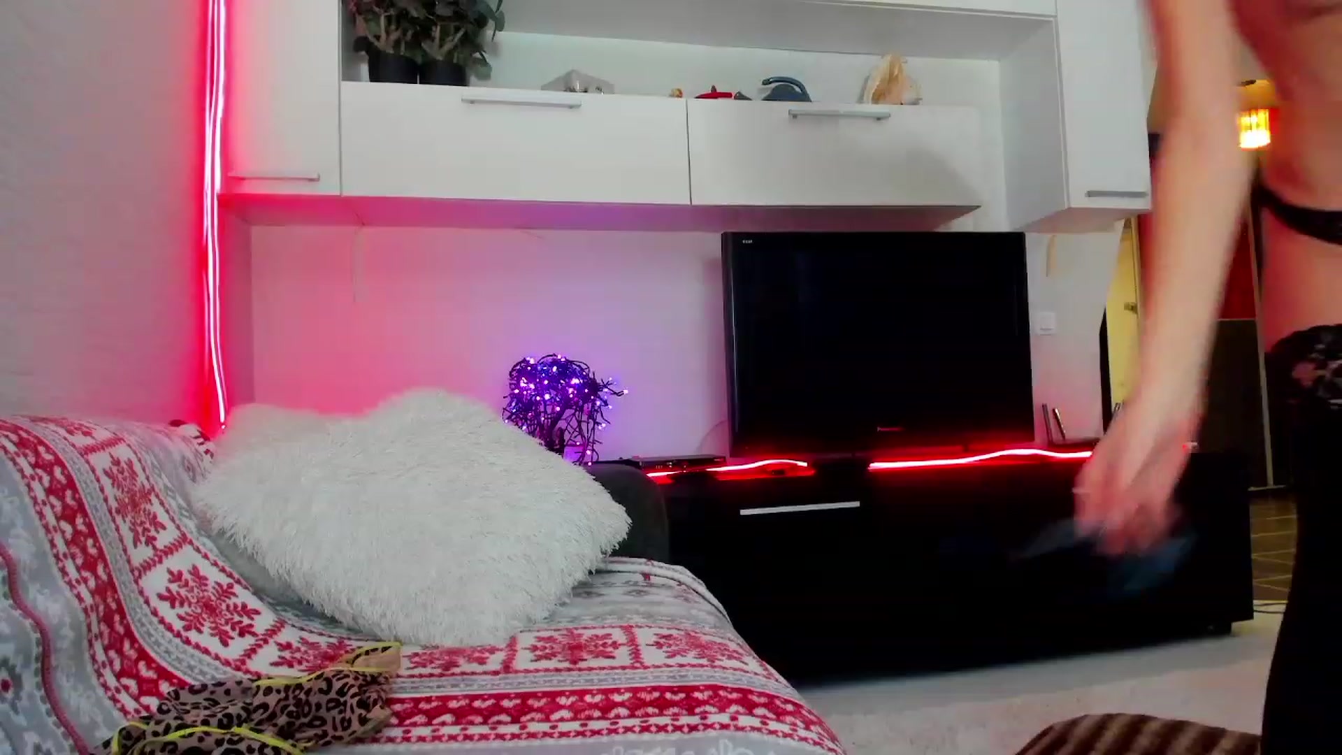 Gallery image thumbnail from SmileyTinaa's myfreecams stream on, 02/08/2024, 03:34 image 12 of 20