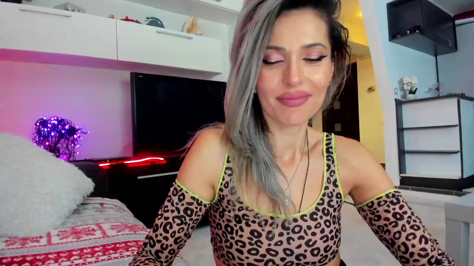 Gallery image thumbnail from SmileyTinaa's myfreecams stream on, 02/08/2024, 05:06 image 1 of 20