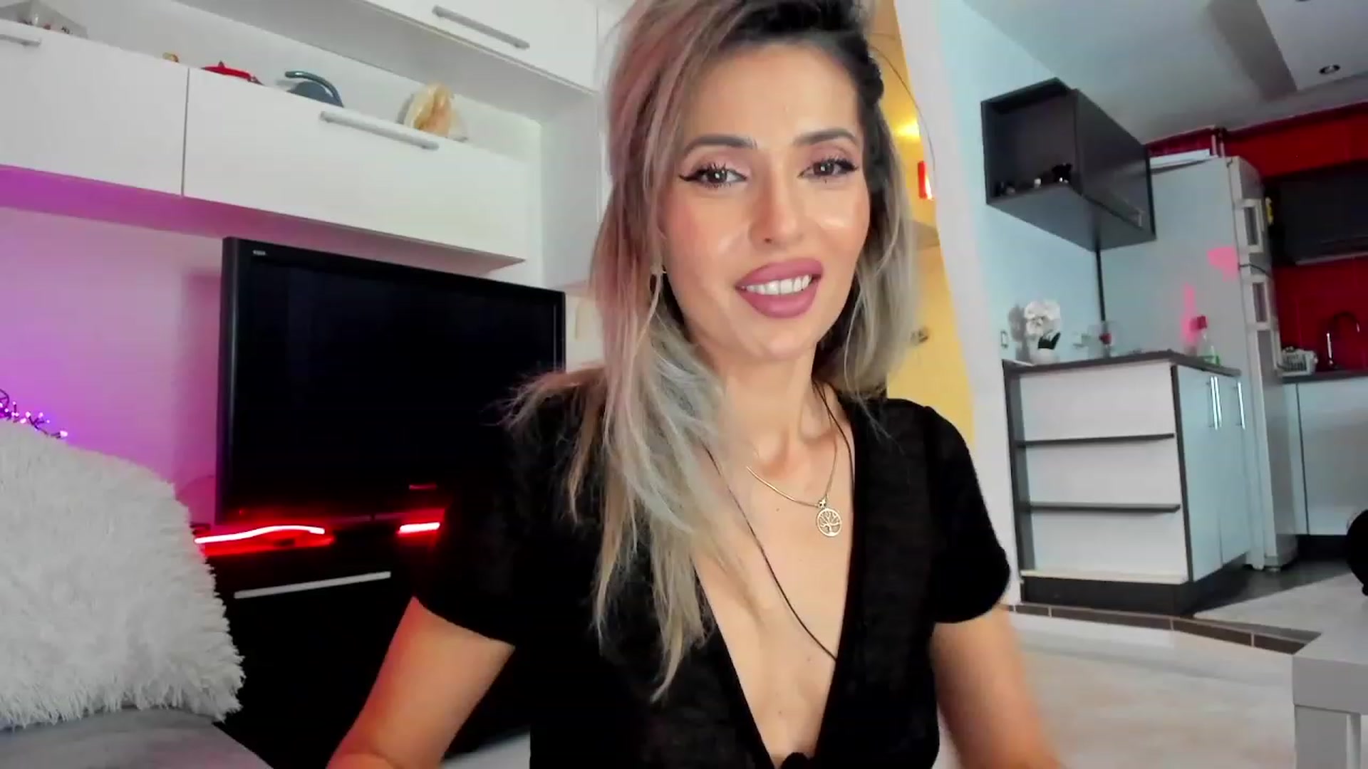Gallery image thumbnail from SmileyTinaa's myfreecams stream on, 02/12/2024, 21:48 image 19 of 20