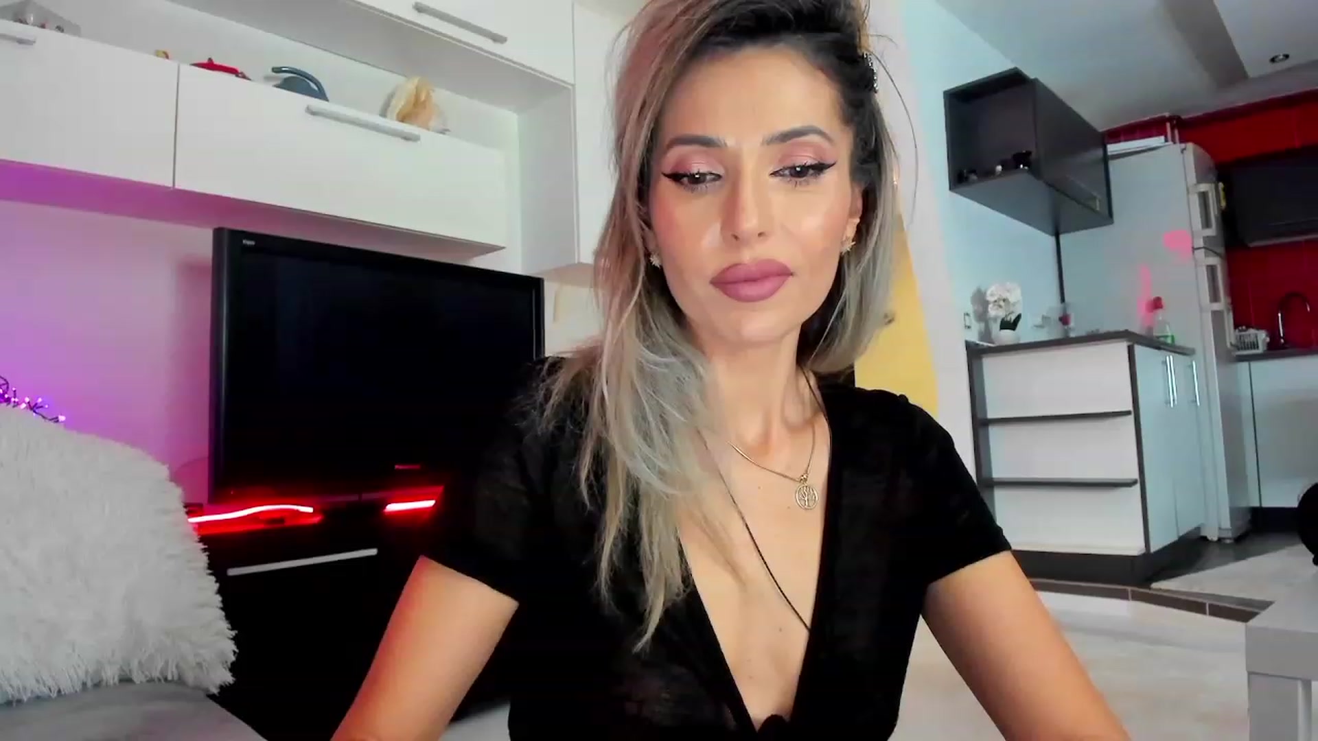 Gallery image thumbnail from SmileyTinaa's myfreecams stream on, 02/12/2024, 21:48 image 18 of 20