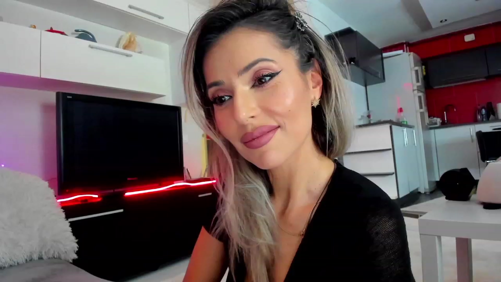 Gallery image thumbnail from SmileyTinaa's myfreecams stream on, 02/12/2024, 21:48 image 15 of 20