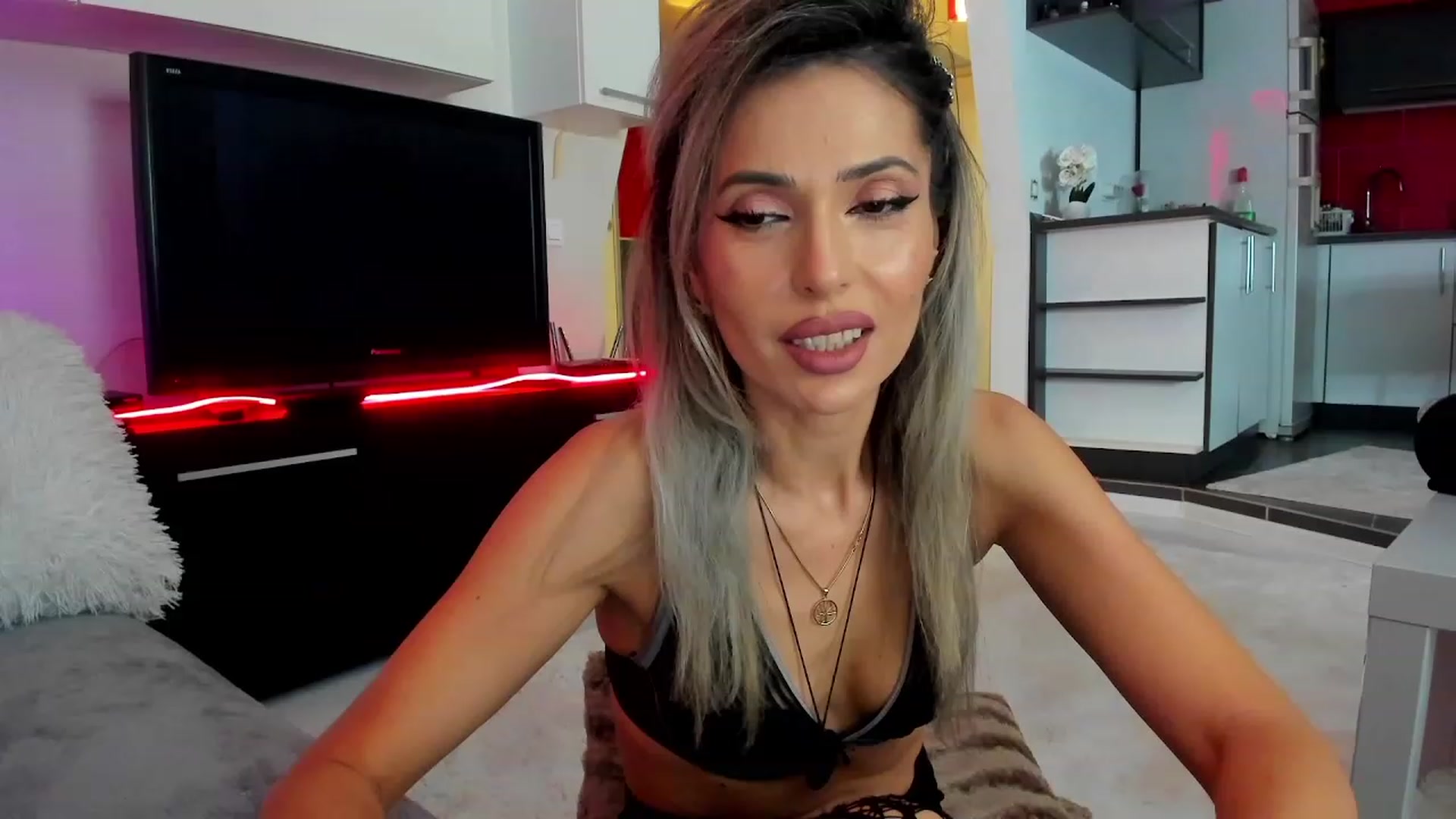 Gallery image thumbnail from SmileyTinaa's myfreecams stream on, 02/12/2024, 21:48 image 1 of 20
