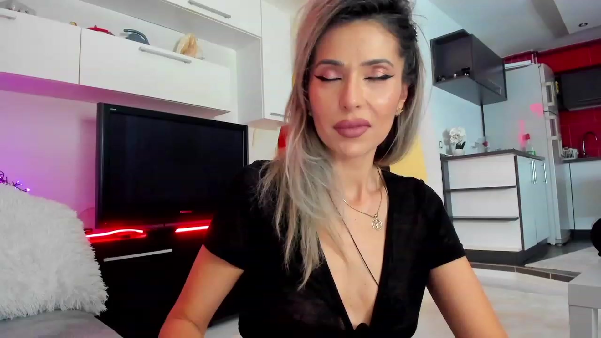 Gallery image thumbnail from SmileyTinaa's myfreecams stream on, 02/12/2024, 21:48 image 17 of 20