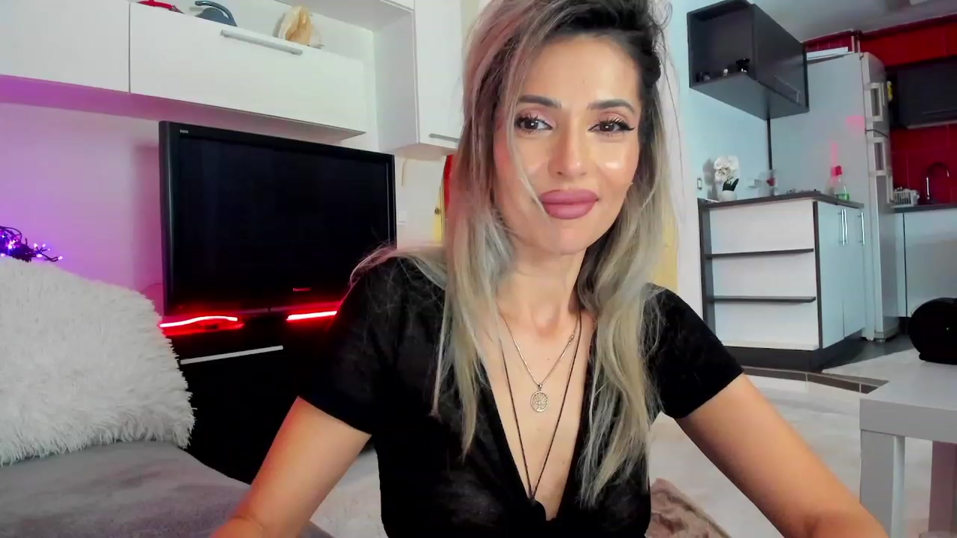 Gallery image thumbnail from SmileyTinaa's myfreecams stream on, 02/12/2024, 23:41 image 4 of 20