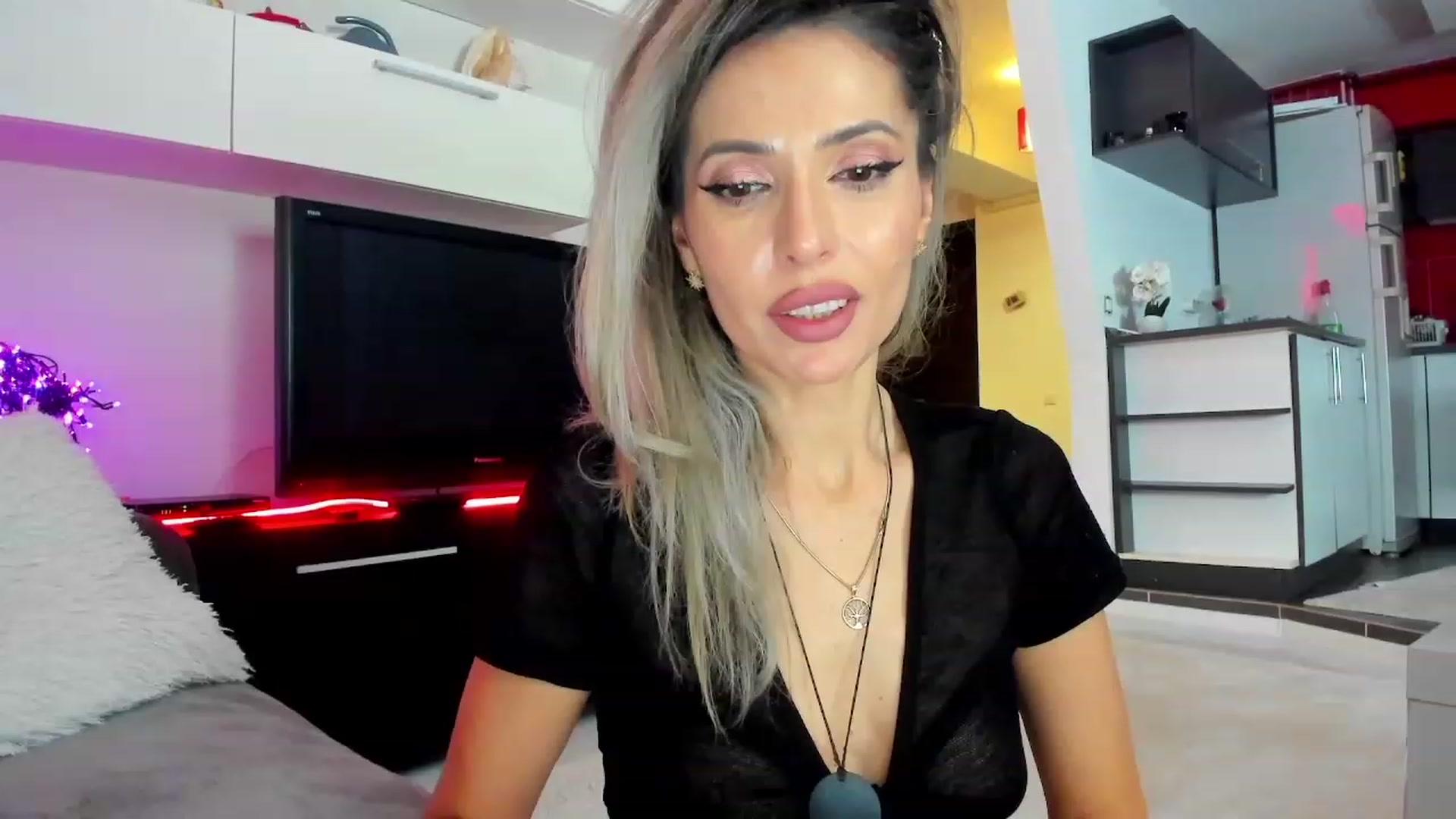 Gallery image thumbnail from SmileyTinaa's myfreecams stream on, 02/13/2024, 02:41 image 2 of 20