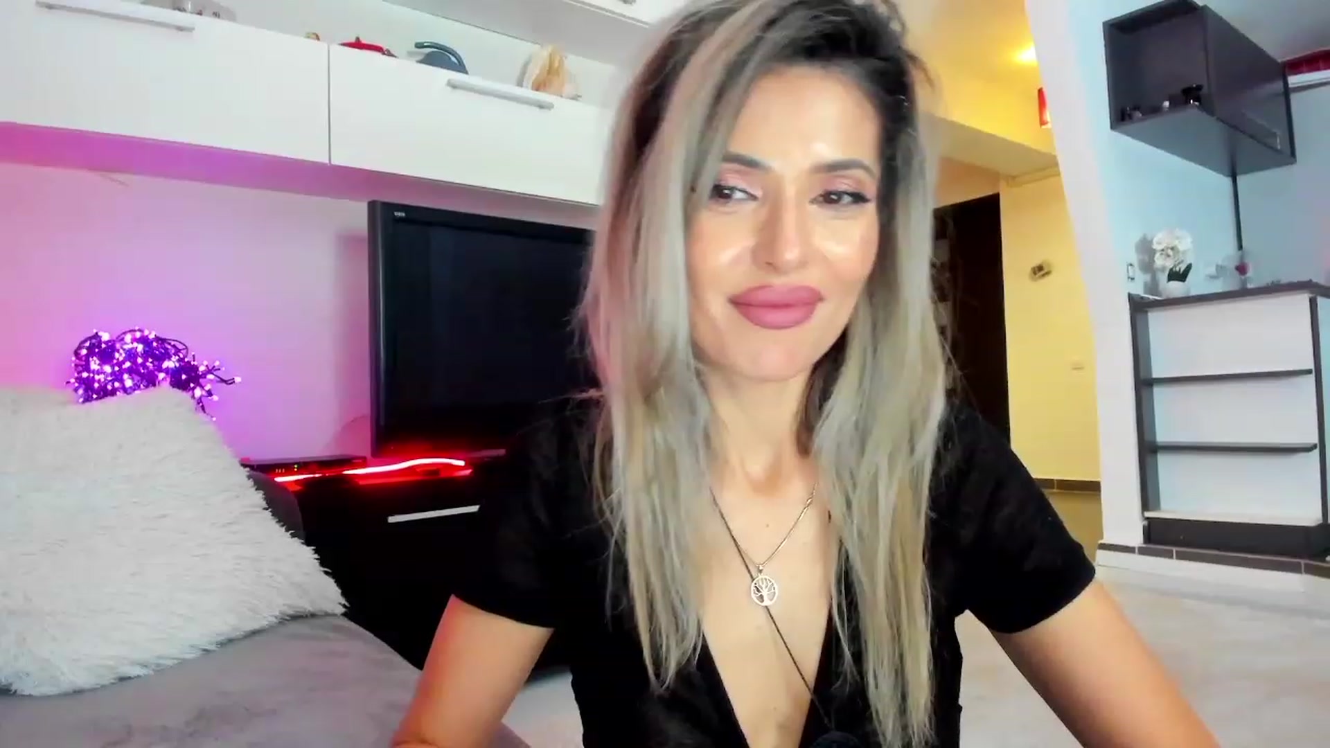 Gallery image thumbnail from SmileyTinaa's myfreecams stream on, 02/13/2024, 02:41 image 8 of 20