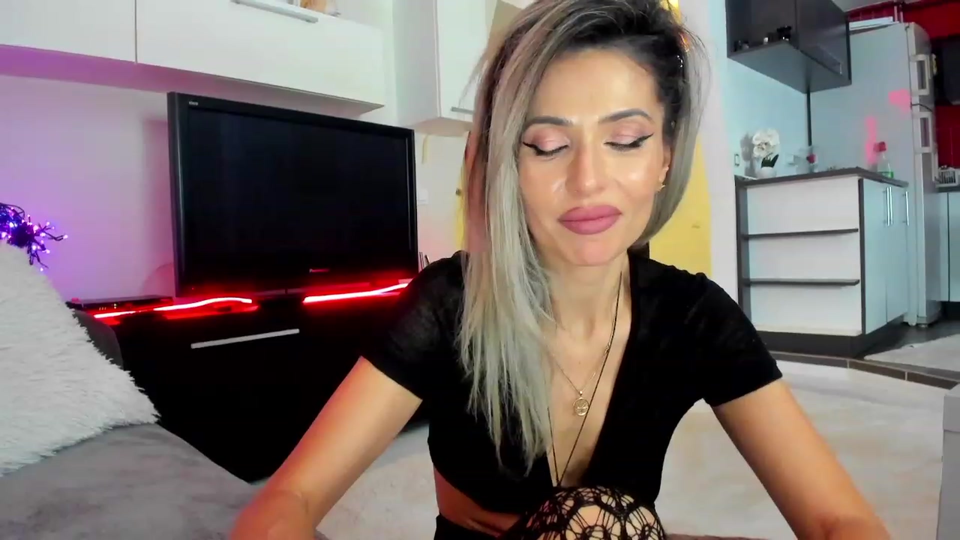 Gallery image thumbnail from SmileyTinaa's myfreecams stream on, 02/13/2024, 02:41 image 12 of 20